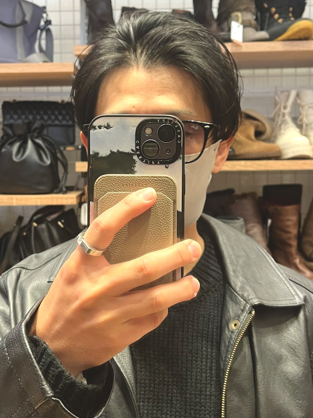 ブラック系のジャケット/アウター、グレー系のデニムパンツ、ブラック系のドレスシューズを着用したメンズの冬コーディネートの4枚目の写真