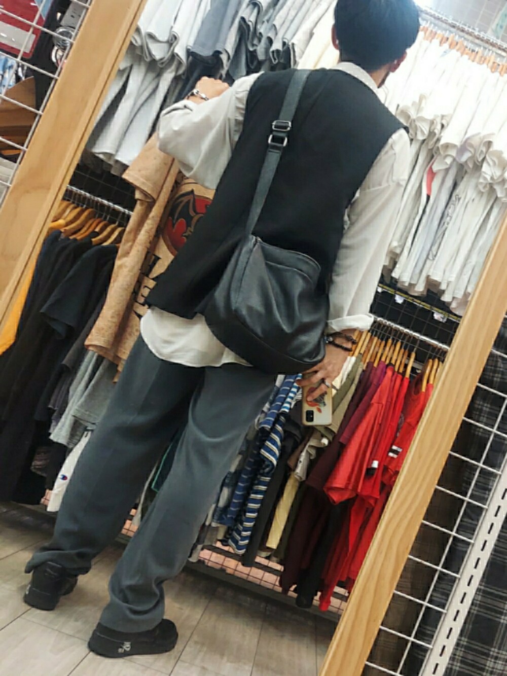 ブルー系のパンツ、ブラック系のスニーカー、ブラック系のショルダーバッグを着用したメンズの夏コーディネートの2枚目の写真