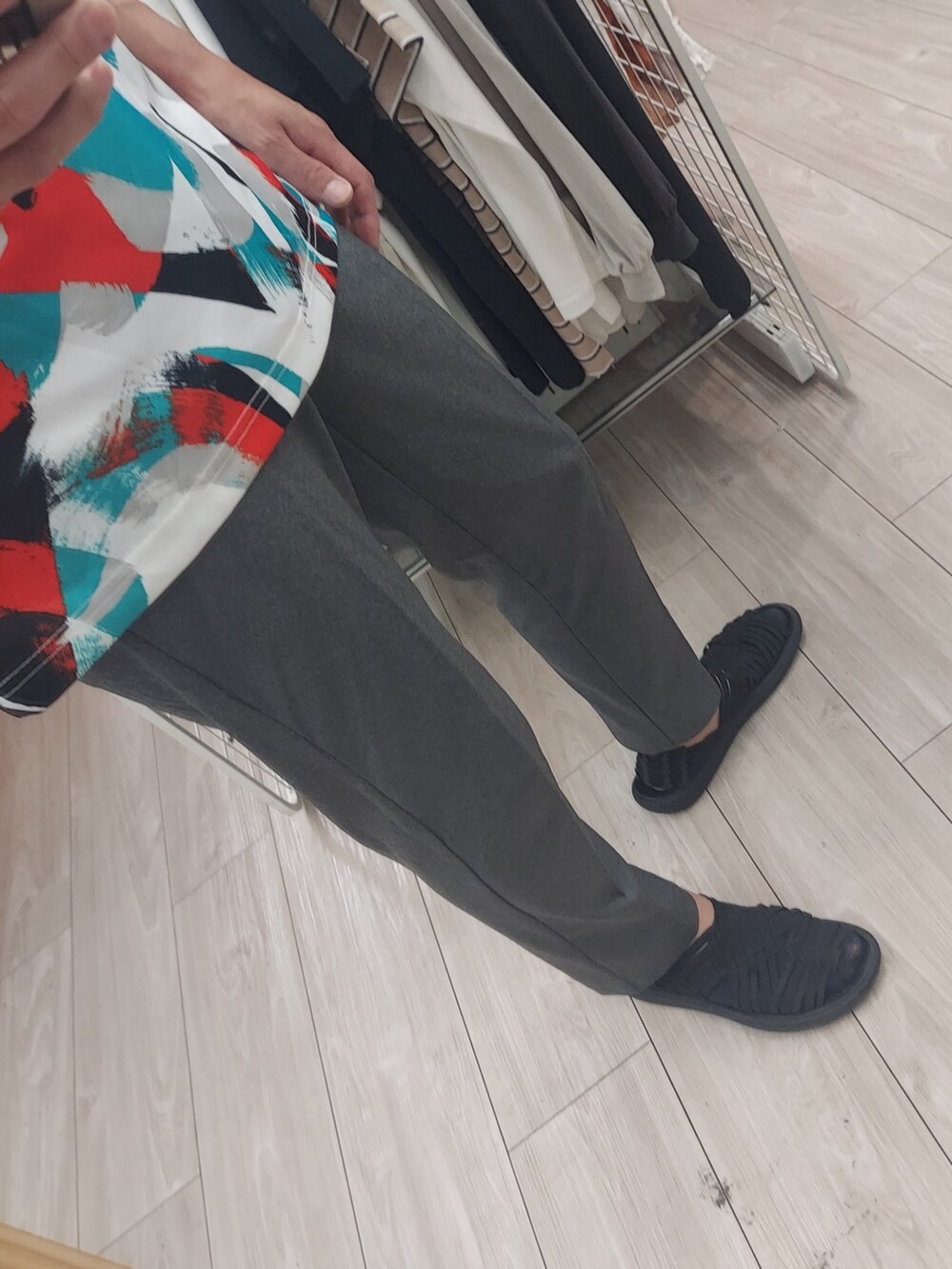 グレー系のパンツ、ブラック系のサンダル、その他のトップスを着用したメンズの夏コーディネートの3枚目の写真