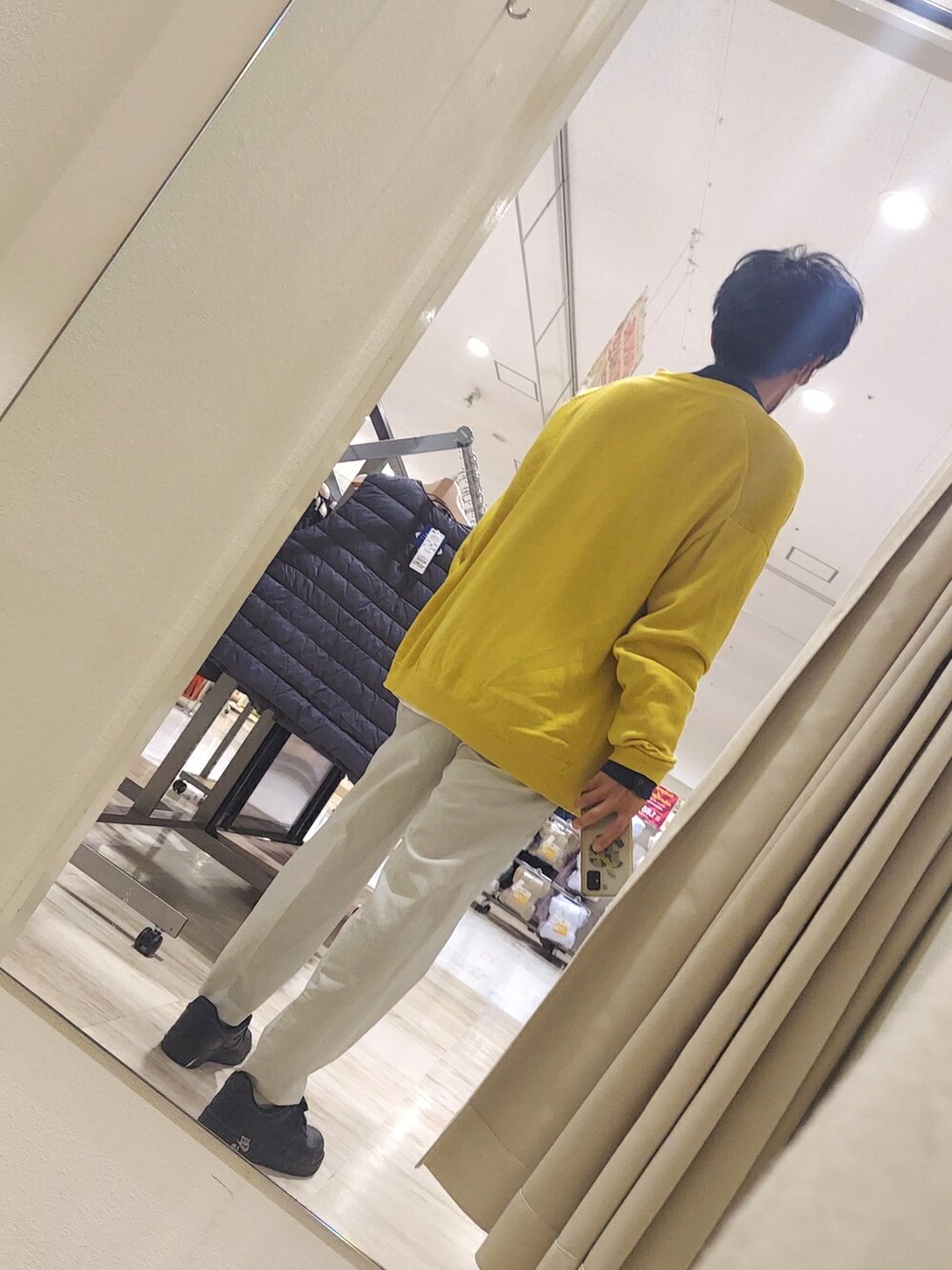 ブラック系のスニーカー、ホワイト系のスラックス、ブルー系のシャツ/ブラウスを着用したメンズの秋コーディネートの2枚目の写真