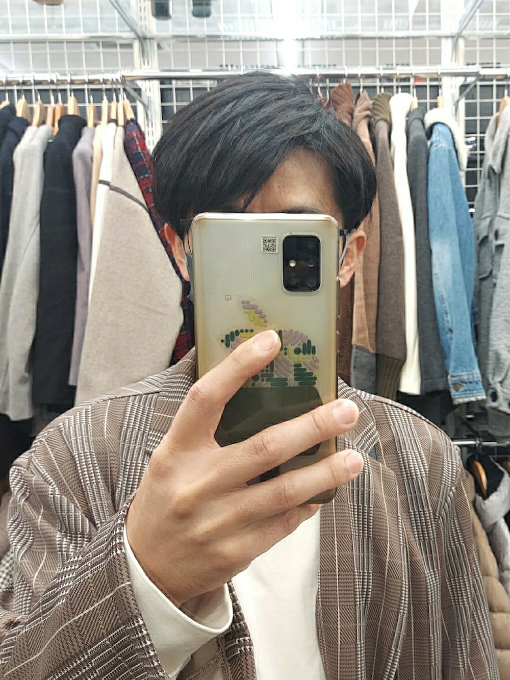 「ジャケット、大人カジュアル、きれいめカジュアル、フレアパンツ、デニム、ショルダーバッグ、タックイン、韓国ファッション、秋コーデ、コンバース、ハイカットスニーカー、スニーカー、テーラードジャケット、チェック、WEARハロウィン2022」｜「hamano established1880のアイテム（バッグ、ブラック系）」を使った、xi(相互)さん（メンズ・171cm）の秋コーディネートの4枚目の写真
