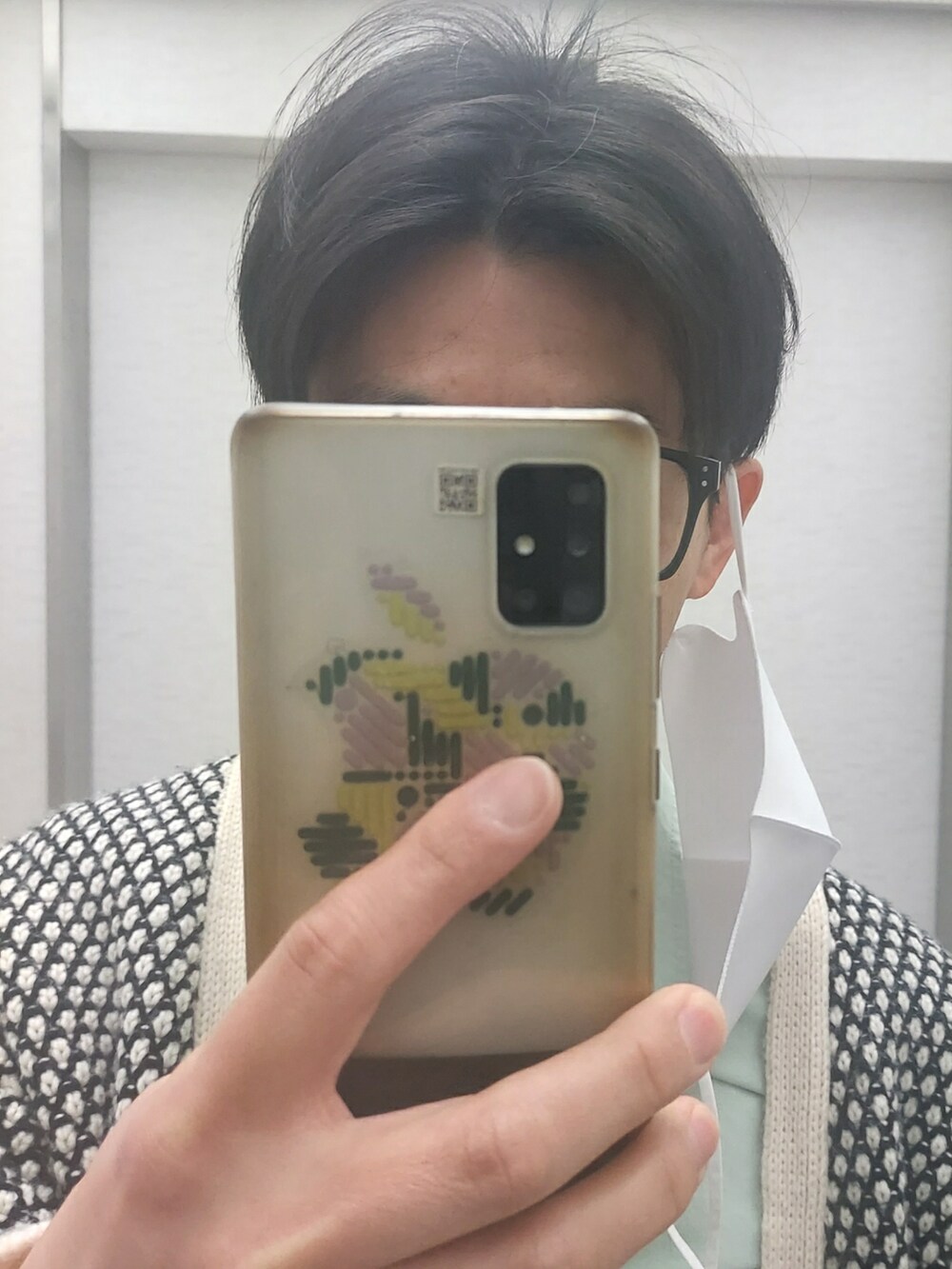 ブルー系のデニムパンツ、ホワイト系のスニーカー、ブラウン系のボディバッグ/ウエストポーチを着用したメンズの春コーディネートの4枚目の写真