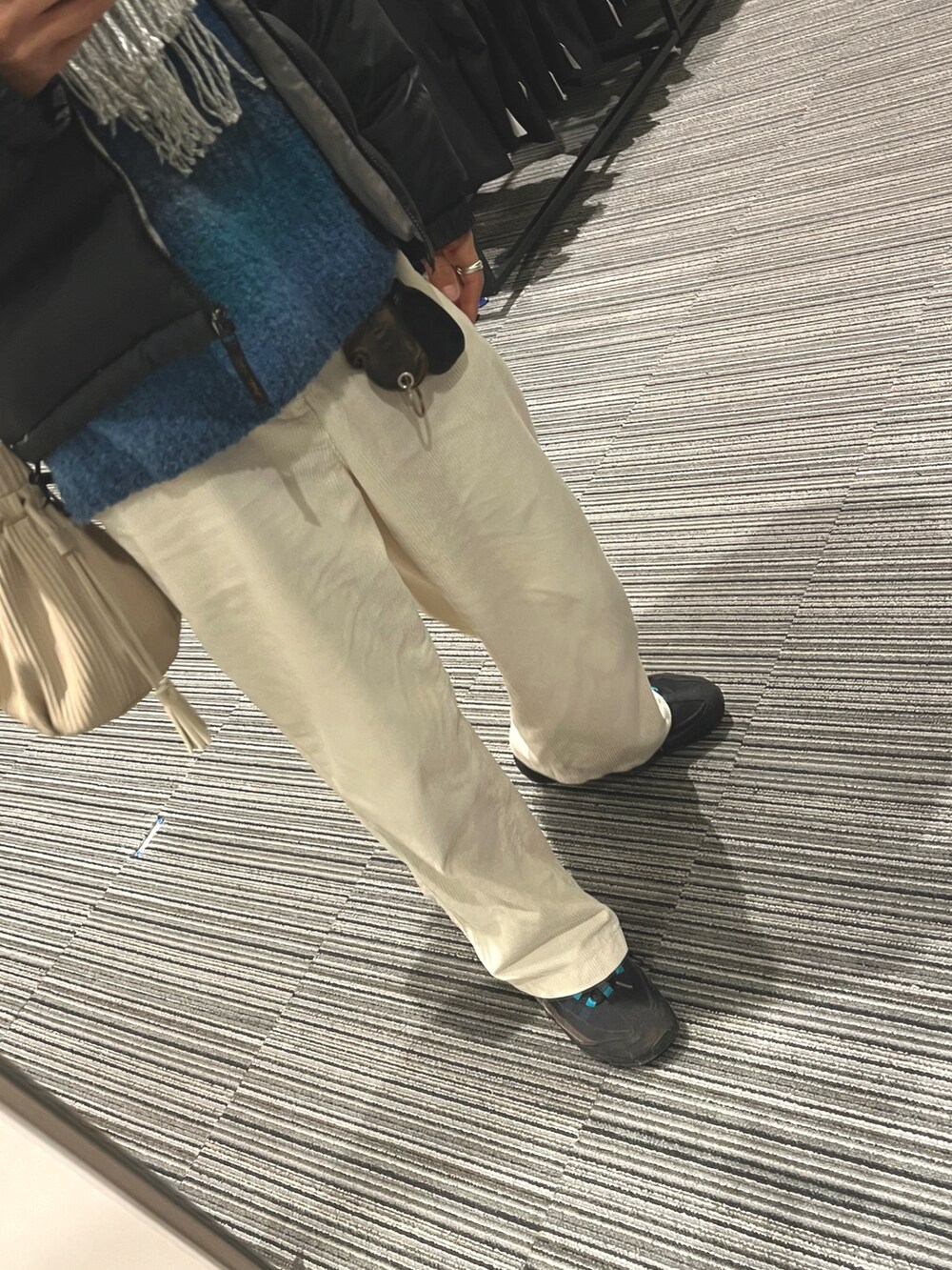 ホワイト系のパンツ、ブラック系のスニーカー、ブラック系のダウンジャケット/コートを着用したメンズの冬コーディネートの3枚目の写真