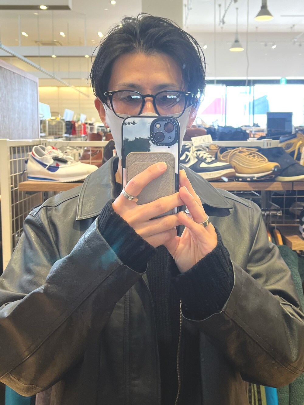 グレー系のデニムパンツ、ブラック系のニット/セーター、ブラック系のドレスシューズを着用したメンズの冬コーディネートの4枚目の写真
