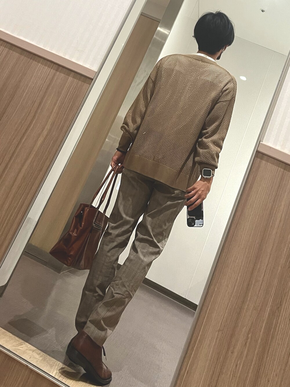 ブラウン系のその他パンツ、ブラウン系のドレスシューズ、ホワイト系のシャツ/ブラウスを着用したメンズの秋コーディネートの2枚目の写真