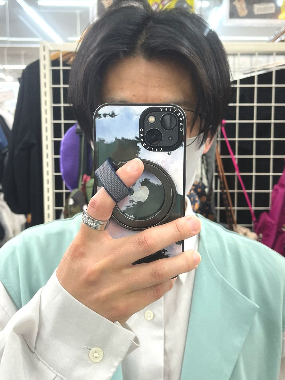 ブラック系のスラックス、ブラック系のローファー、ブラック系のショルダーバッグを着用したメンズの夏コーディネートの4枚目の写真