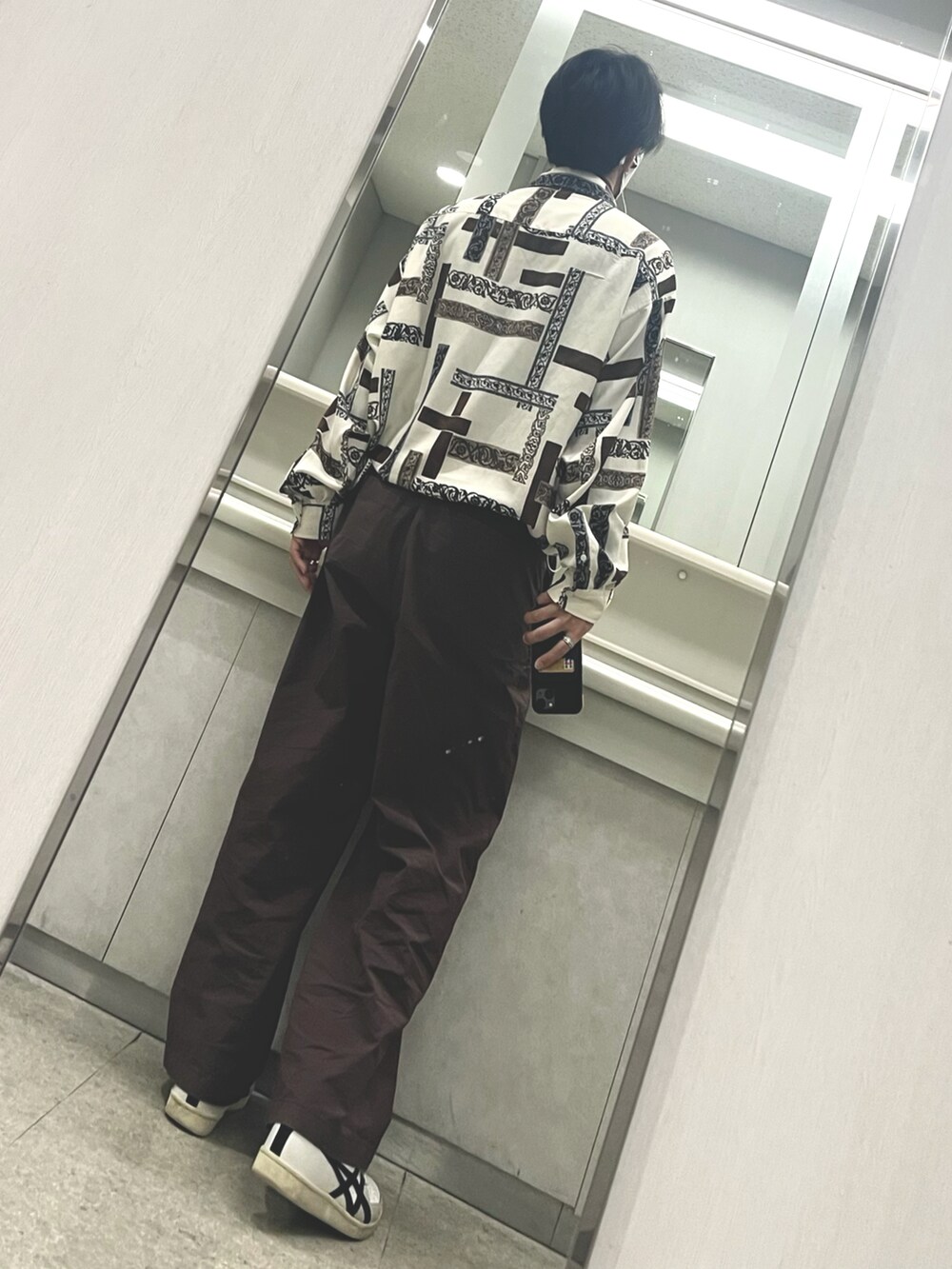 ホワイト系のスニーカー、パープル系のパンツ、ホワイト系のシャツ/ブラウスを着用したメンズの春コーディネートの2枚目の写真