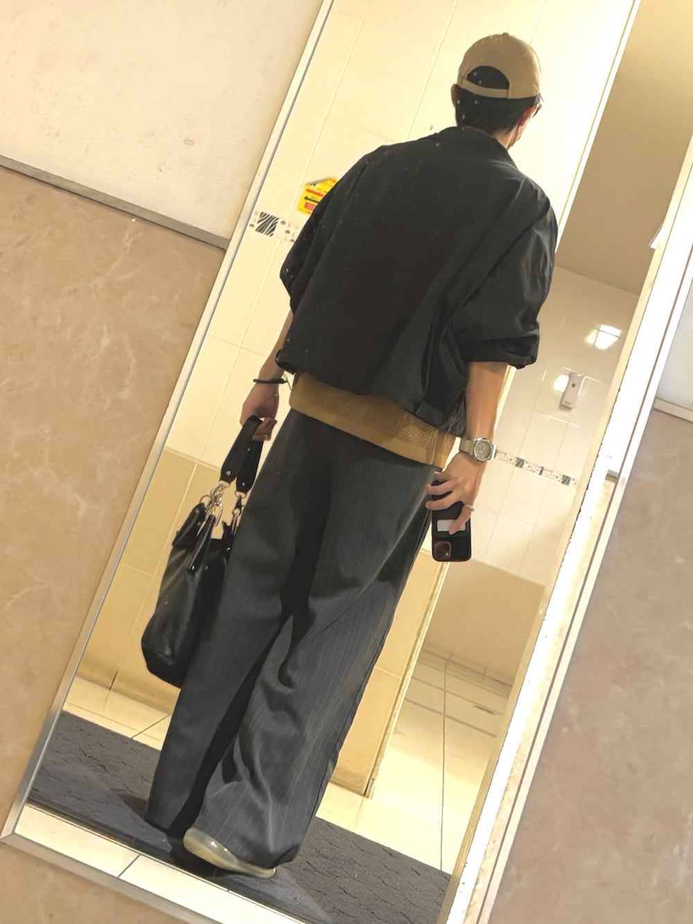 ブルー系のその他パンツ、ブラウン系のカーディガン/ボレロ、グリーン系のナイロンジャケットを着用したメンズの秋コーディネートの2枚目の写真