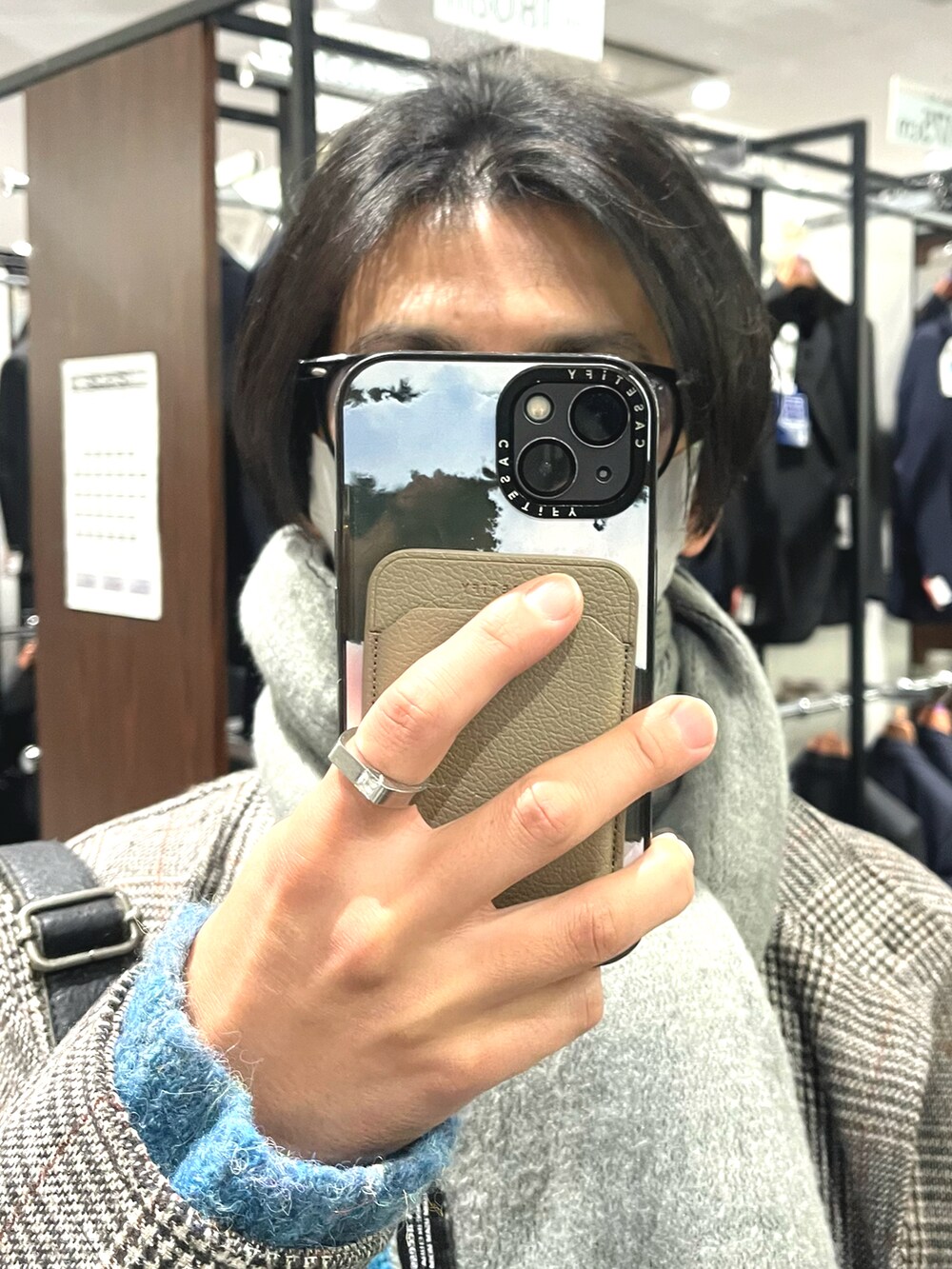 ブラック系のドレスシューズ、グレー系のスラックス、ブルー系のニット/セーターを着用したメンズの冬コーディネートの4枚目の写真