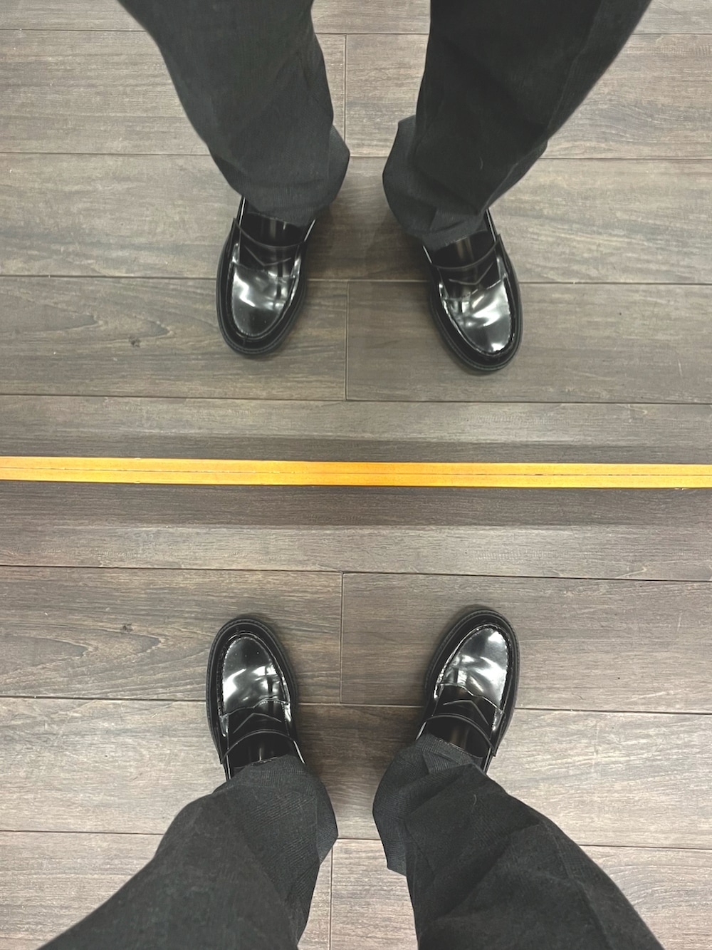 ブラック系のパンツ、ブラック系のローファー、ブラック系のトップスを着用したメンズの冬コーディネートの5枚目の写真