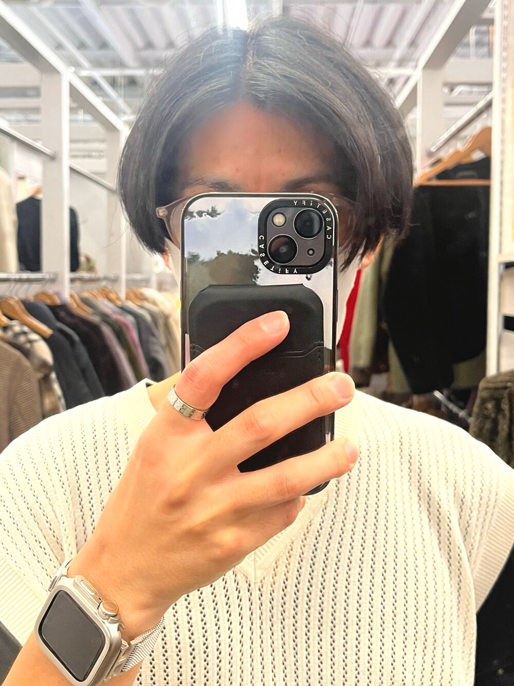 ブラック系のサンダル、ブルー系のパンツ、ベージュ系のベストを着用したメンズの秋コーディネートの4枚目の写真