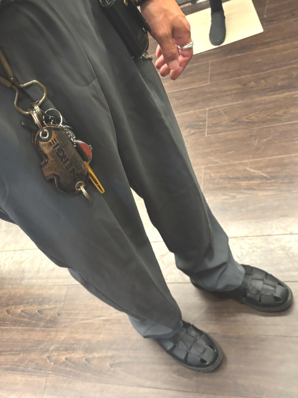 ブラック系のサンダル、グレー系のスラックス、その他のシャツ/ブラウスを着用したメンズの夏コーディネートの3枚目の写真