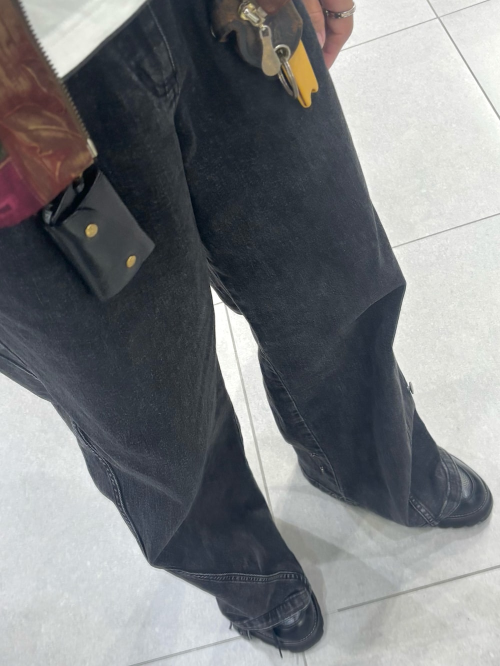 ブラック系のドレスシューズ、ホワイト系のTシャツ/カットソー、その他のジャケット/アウターを着用したメンズの秋コーディネートの3枚目の写真