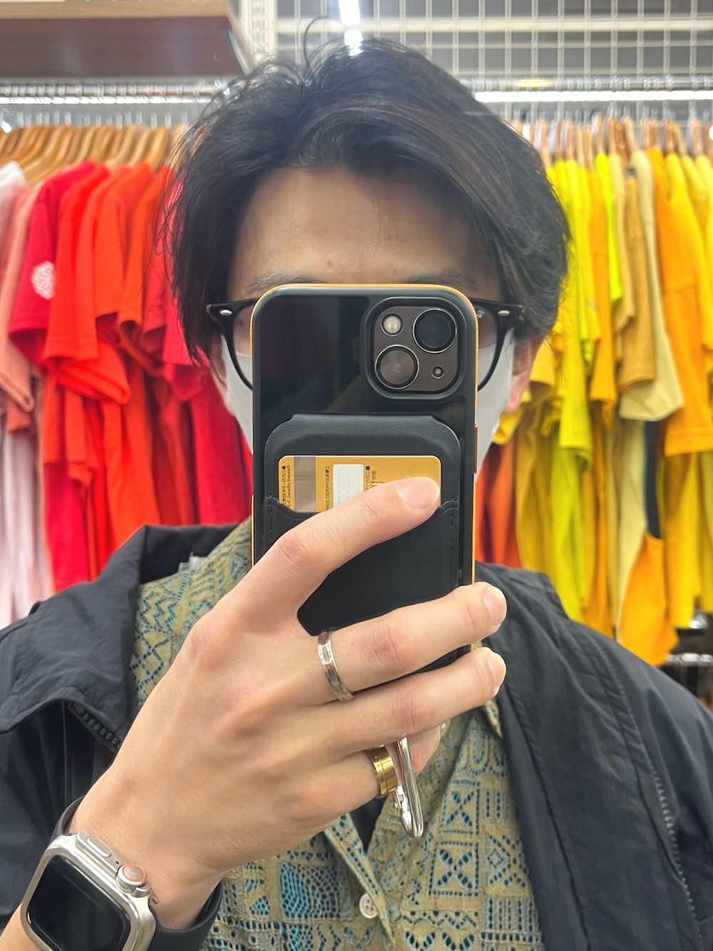 オレンジ系のパンツ、ホワイト系のスニーカー、グリーン系のシャツ/ブラウスを着用したメンズの夏コーディネートの4枚目の写真