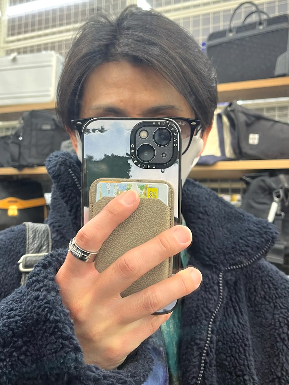 ブラック系のデニムパンツ、ブラック系のスニーカー、ブルー系のブルゾンを着用したメンズの春コーディネートの4枚目の写真