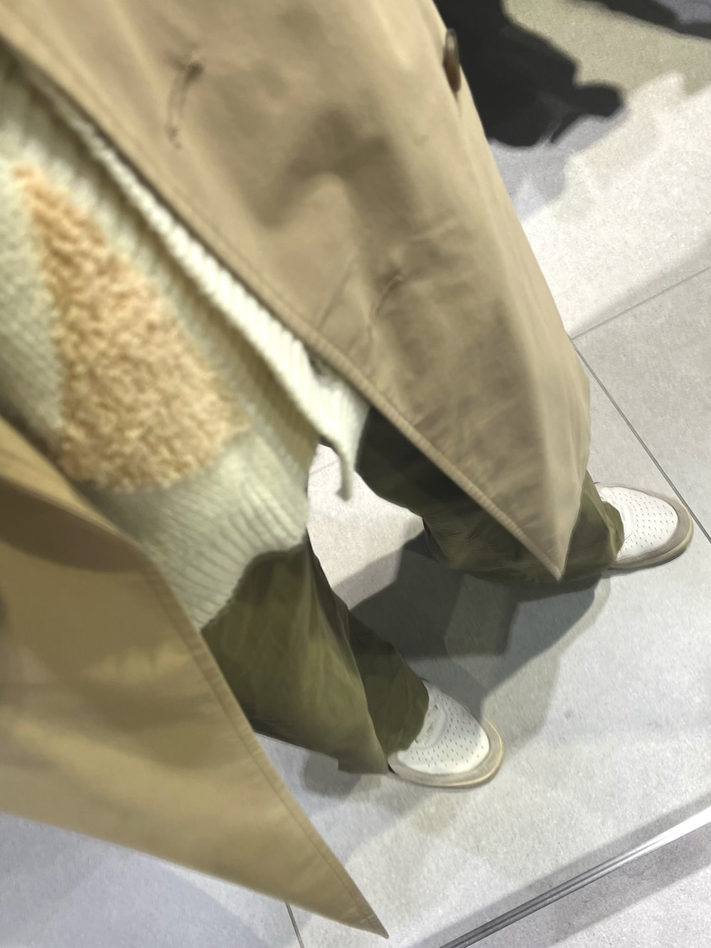 ブラック系のショルダーバッグ、グリーン系のパンツ、ホワイト系のスニーカーを着用したメンズの春コーディネートの3枚目の写真