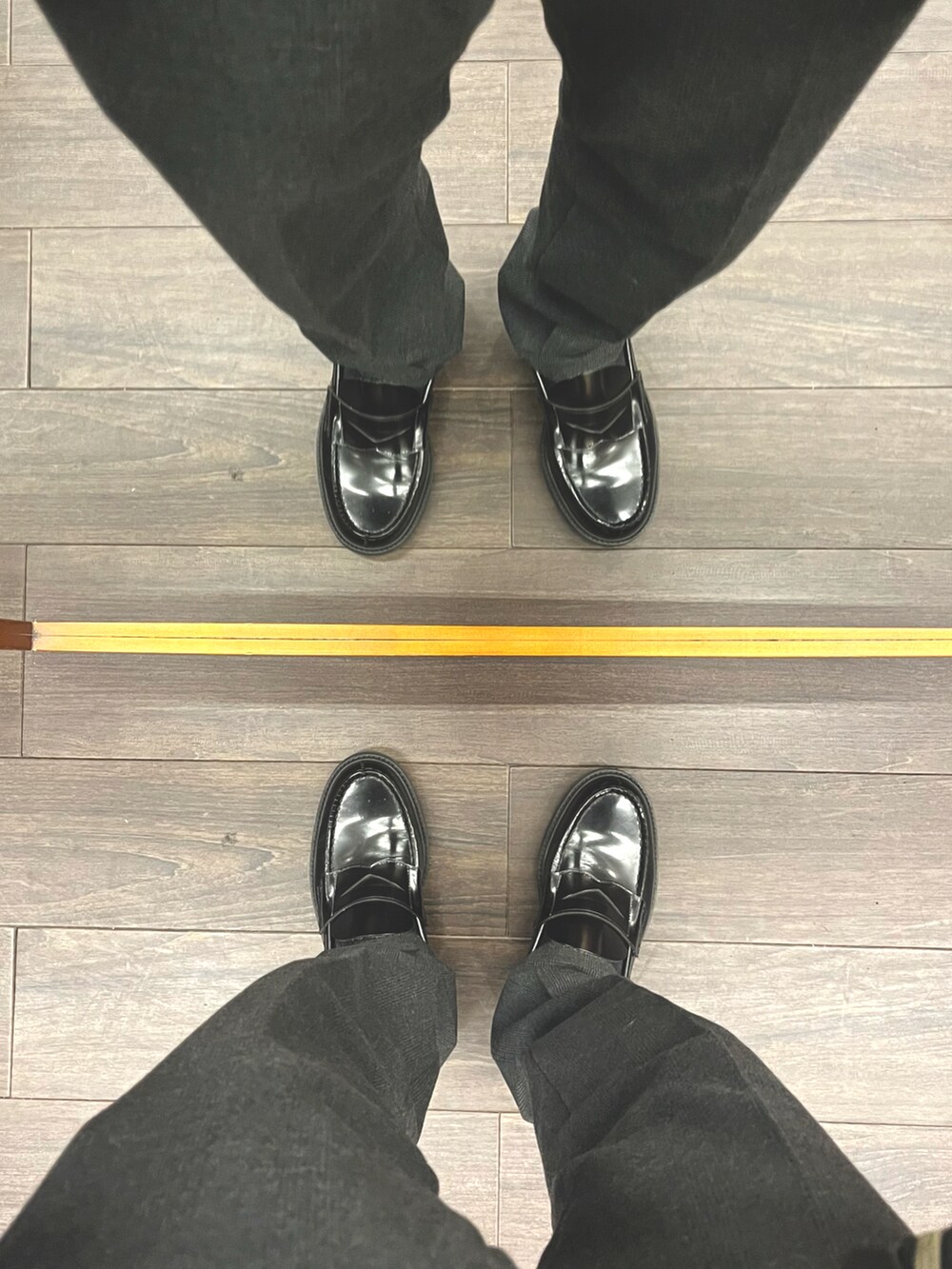 ブラック系のパンツ、ブラック系のローファー、ブラック系のトップスを着用したメンズの冬コーディネートの5枚目の写真