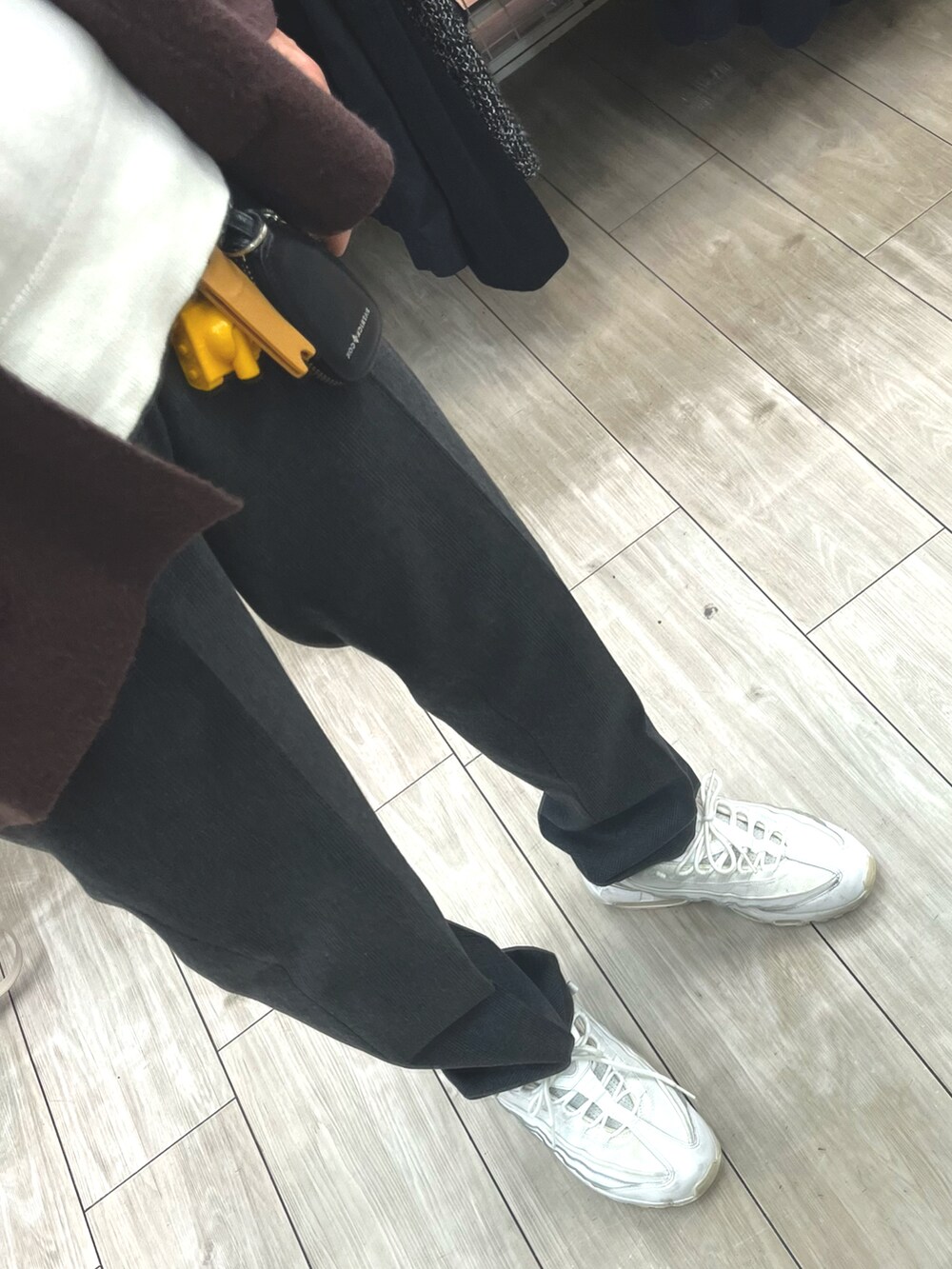 グレー系のスラックス、ホワイト系のスニーカー、パープル系のジャケット/アウターを着用したメンズの冬コーディネートの3枚目の写真