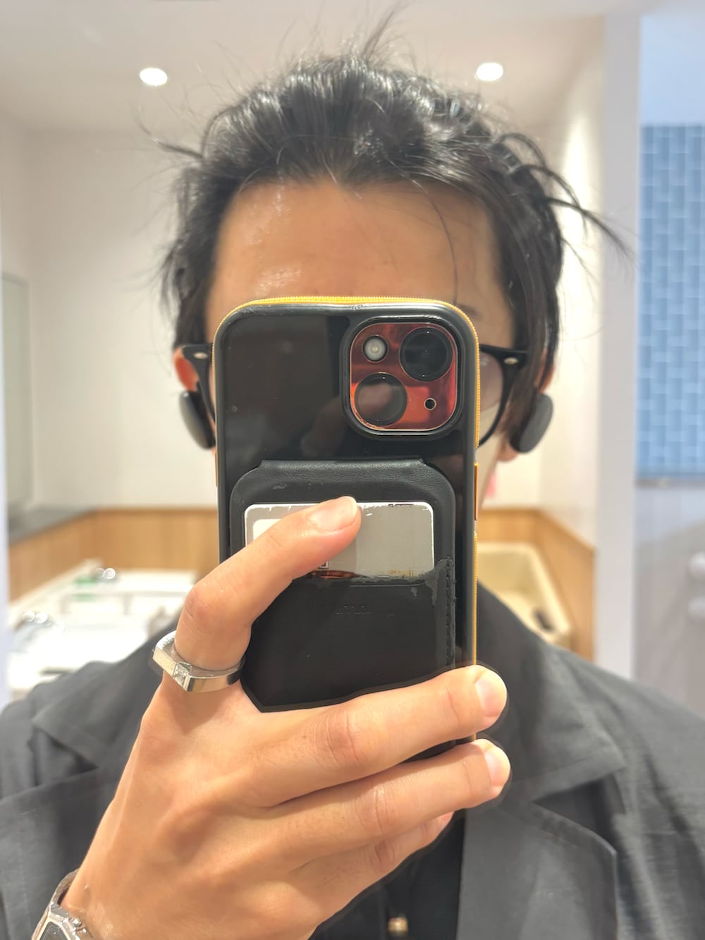 ブラック系のTシャツ/カットソー、グレー系のテーラードジャケット、グリーン系のパンツを着用したメンズの秋コーディネートの4枚目の写真