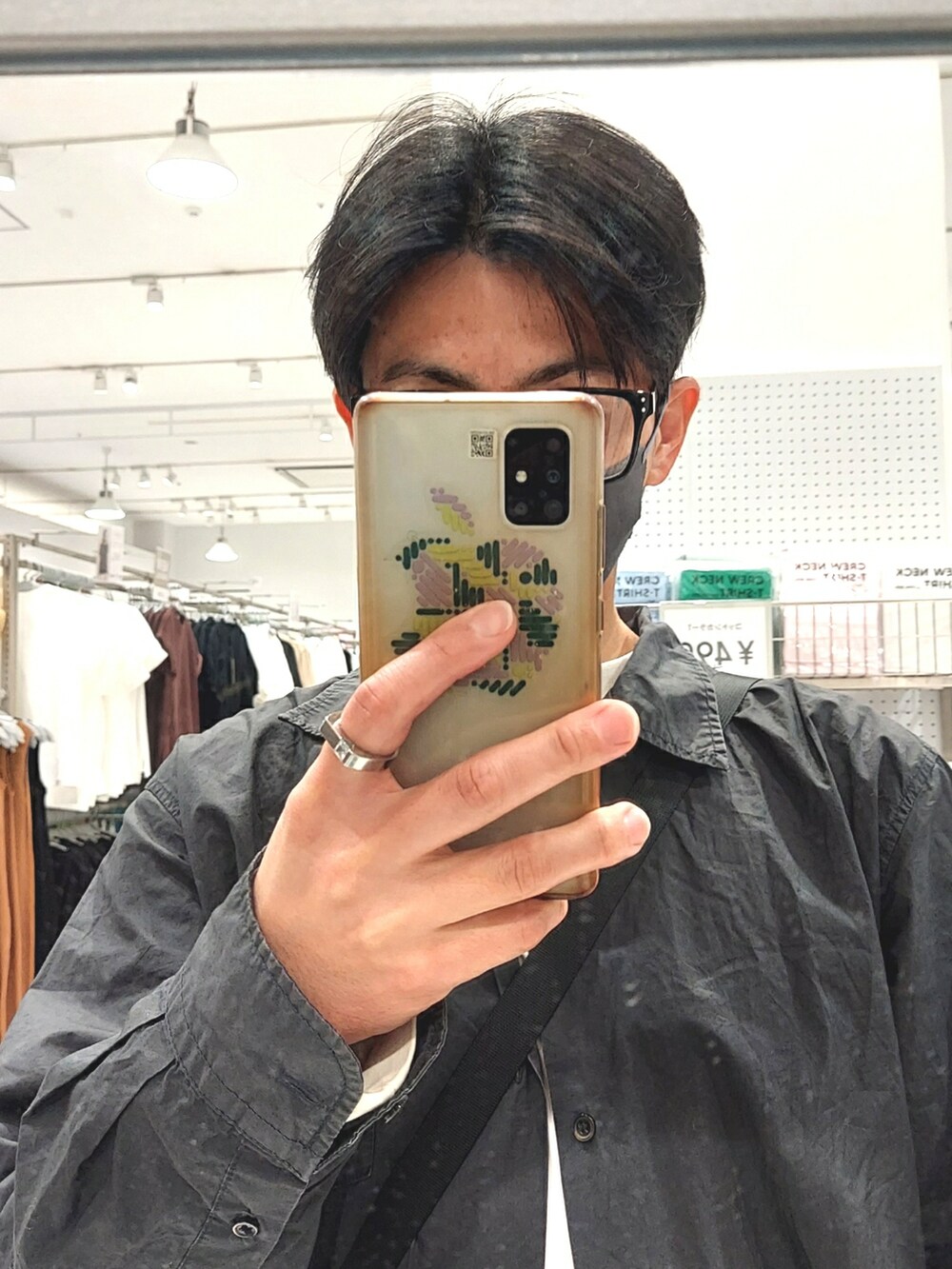 グリーン系のパンツ、ブラック系のスニーカー、ブラック系のシャツ/ブラウスを着用したメンズの春コーディネートの4枚目の写真