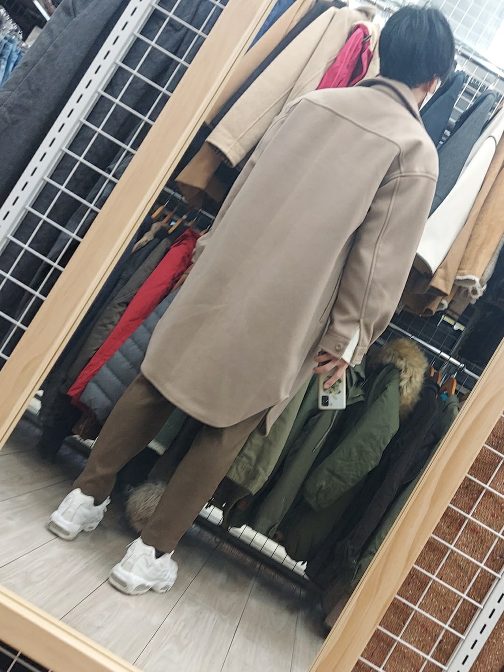 「大人カジュアル、きれいめカジュアル、ロングコート、スニーカー、NIKE、ビックシルエット、オーバーサイズ、タートルネック、私の推しブランド、プチプラ、あったかコーデ、冬コーデ、レイヤードスタイル、休日スタイル、メンズコーデ」｜「NIKEのNIKE/ナイキ WEB限定 NIKE AIRMAX95ES-2/ナイキ エアマックス95エッセンシャル（スニーカー、ホワイト系）」を使った、xi(相互)さん（メンズ・171cm）の冬コーディネートの2枚目の写真