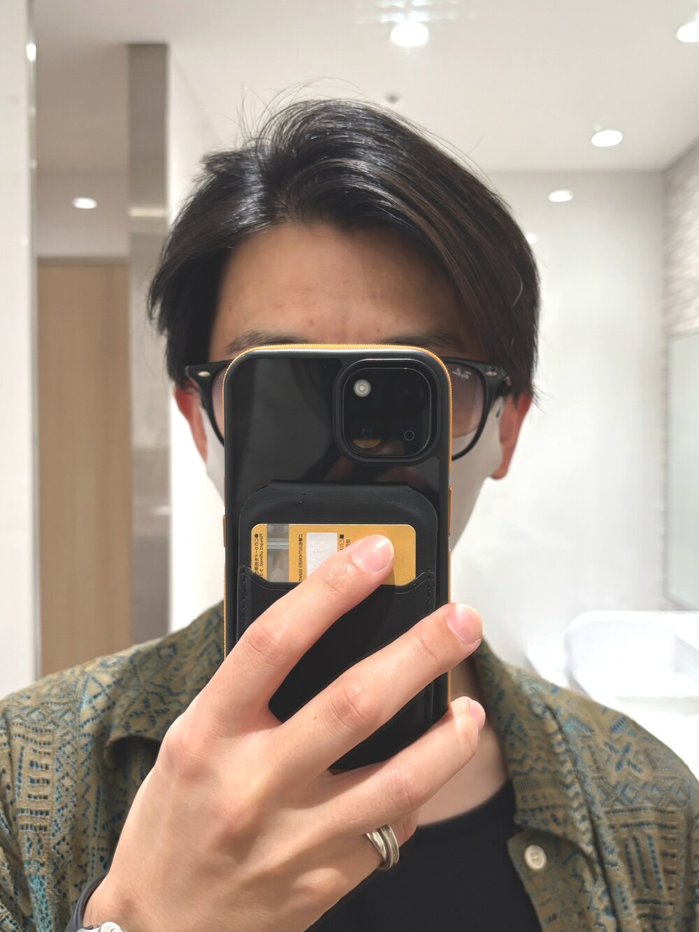 ブラック系のサンダル、ベージュ系のチノパンツ、グリーン系のシャツ/ブラウスを着用したメンズの夏コーディネートの4枚目の写真