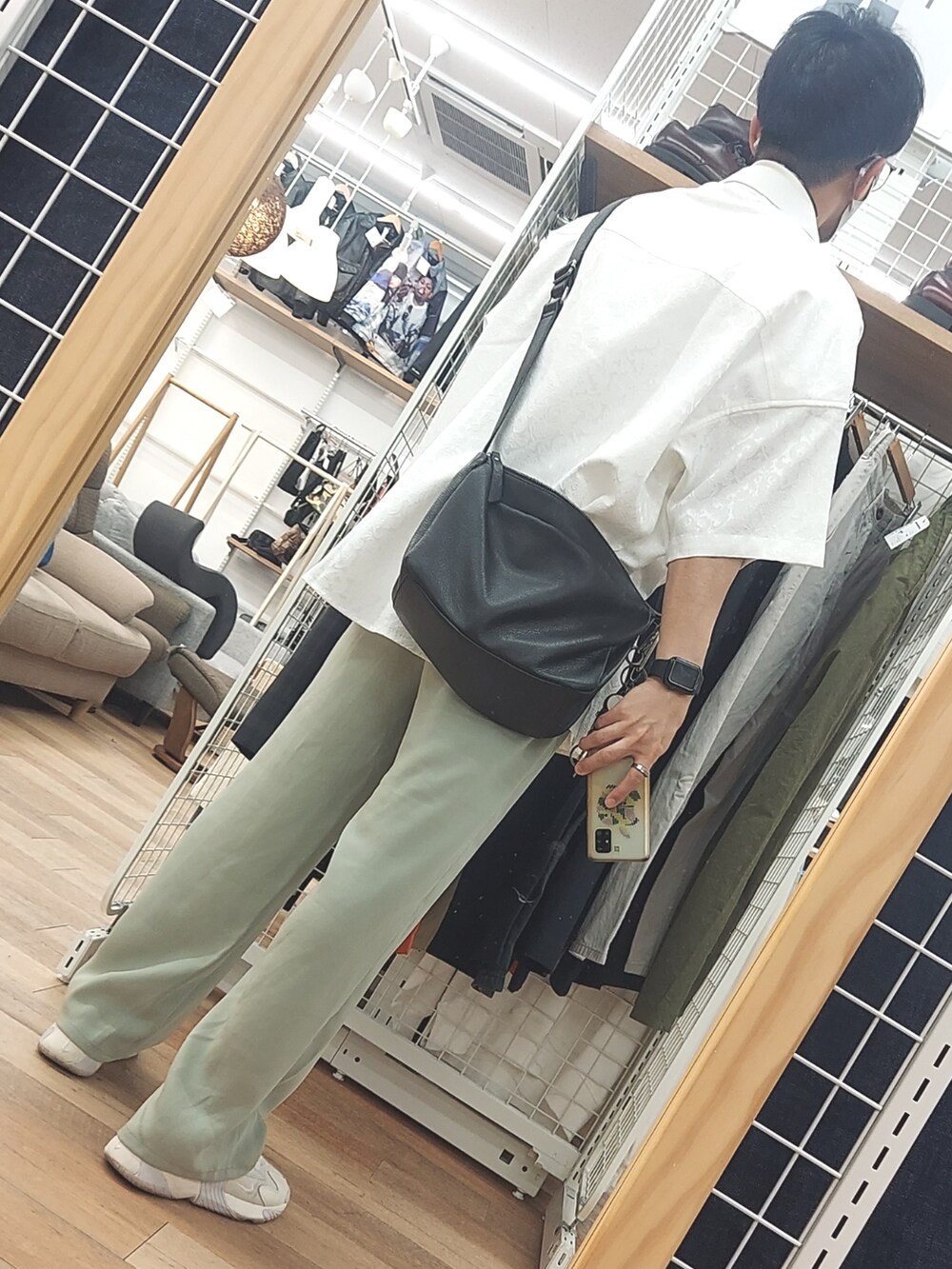 グリーン系のパンツ、ホワイト系のスニーカー、ホワイト系のシャツ/ブラウスを着用したメンズの春コーディネートの2枚目の写真