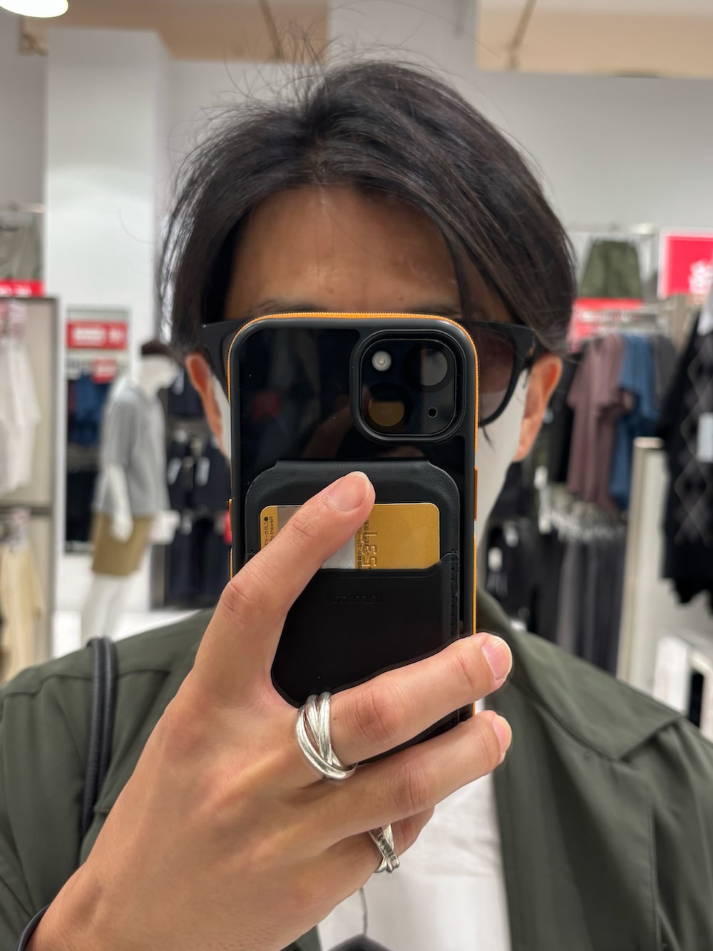 ブラック系のサンダル、ホワイト系のTシャツ/カットソー、グリーン系のシャツ/ブラウスを着用したメンズの夏コーディネートの4枚目の写真