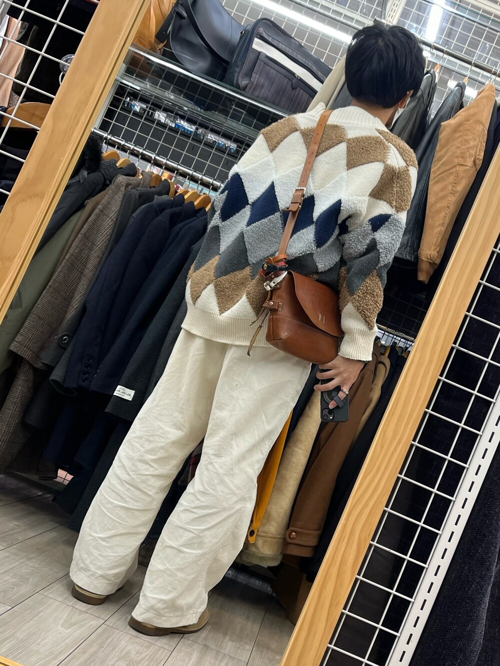 ホワイト系のパンツ、ベージュ系のシューズ、ベージュ系のカーディガン/ボレロを着用したメンズの秋コーディネートの2枚目の写真