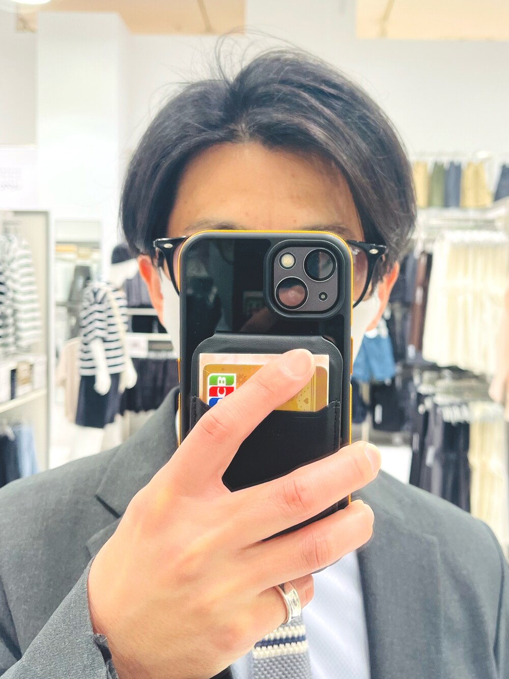 ブラウン系のドレスシューズ、グレー系のスラックス、ブラウン系のトートバッグを着用したメンズの春コーディネートの4枚目の写真