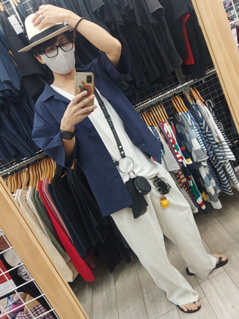 ホワイト系のパンツ、ブラック系のサンダル、ホワイト系のTシャツ/カットソーを着用したメンズの夏コーディネートの5枚目の写真