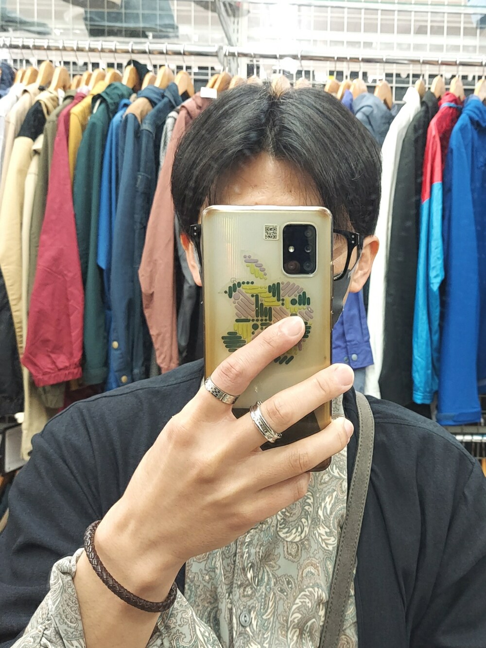 ブルー系のパンツ、ブラック系のスニーカー、グレー系のショルダーバッグを着用したメンズの春コーディネートの4枚目の写真