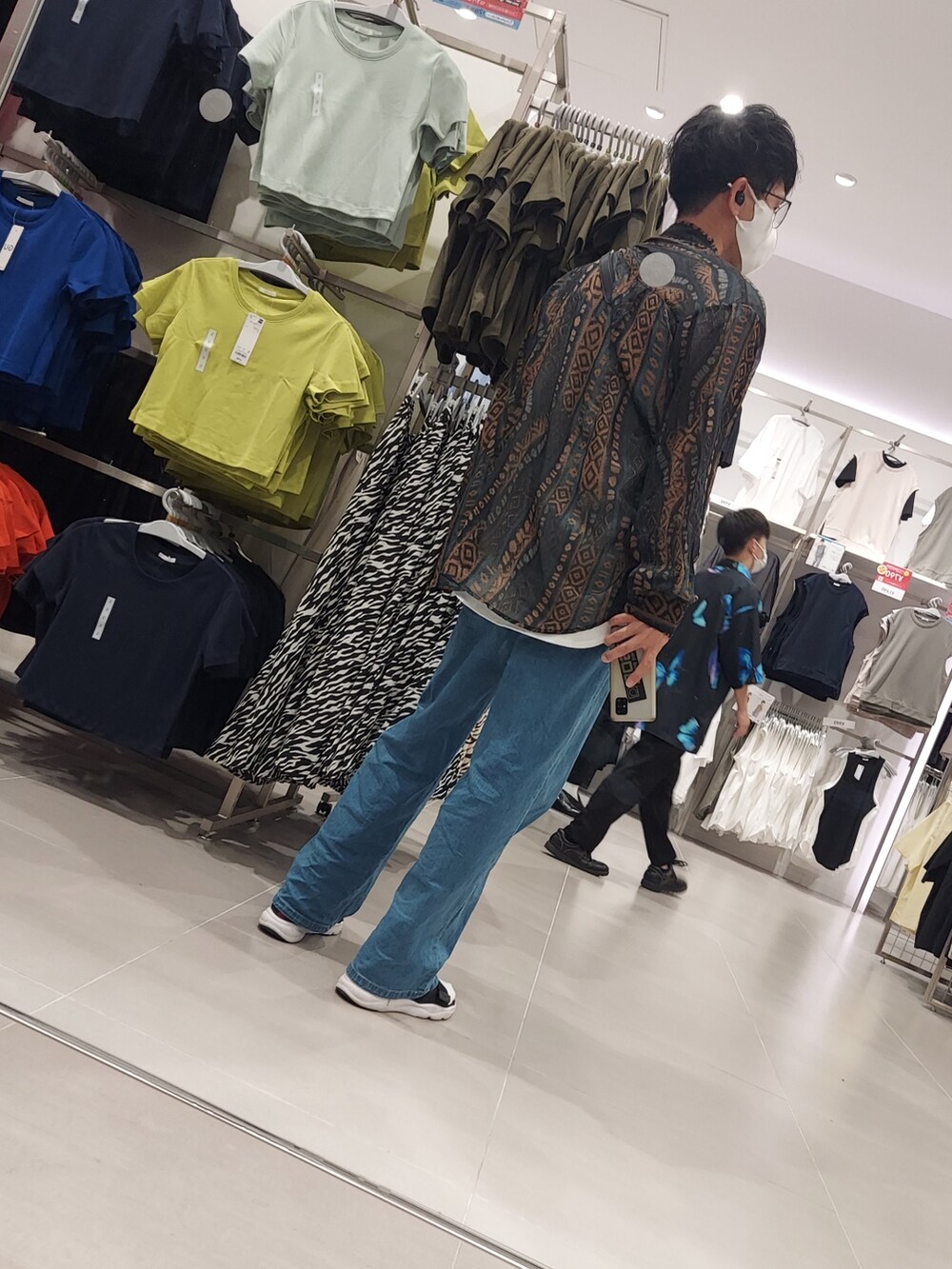 ブラック系のサンダル、ブラック系のバッグ、その他のシャツ/ブラウスを着用したメンズの夏コーディネートの2枚目の写真