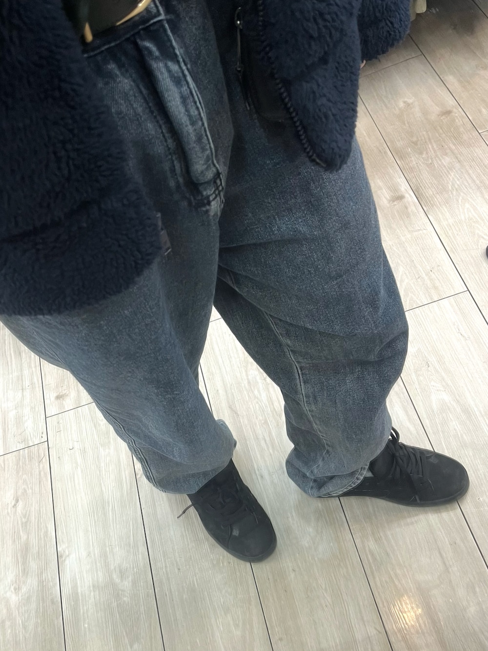 ブラック系のデニムパンツ、ブラック系のスニーカー、ブルー系のブルゾンを着用したメンズの春コーディネートの3枚目の写真