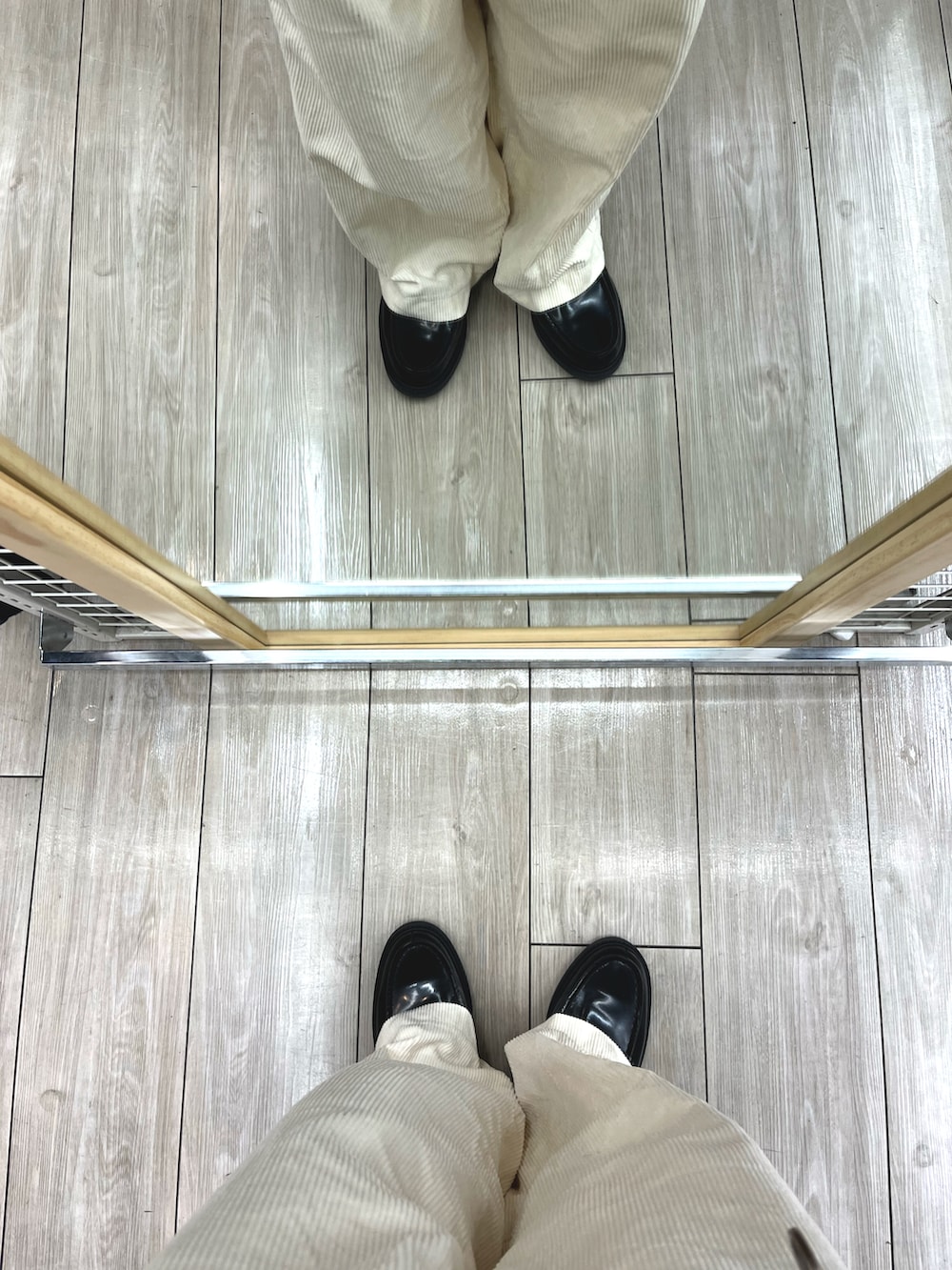 ホワイト系のパンツ、ブラック系のローファー、ブルー系のシャツ/ブラウスを着用したメンズの秋コーディネートの5枚目の写真