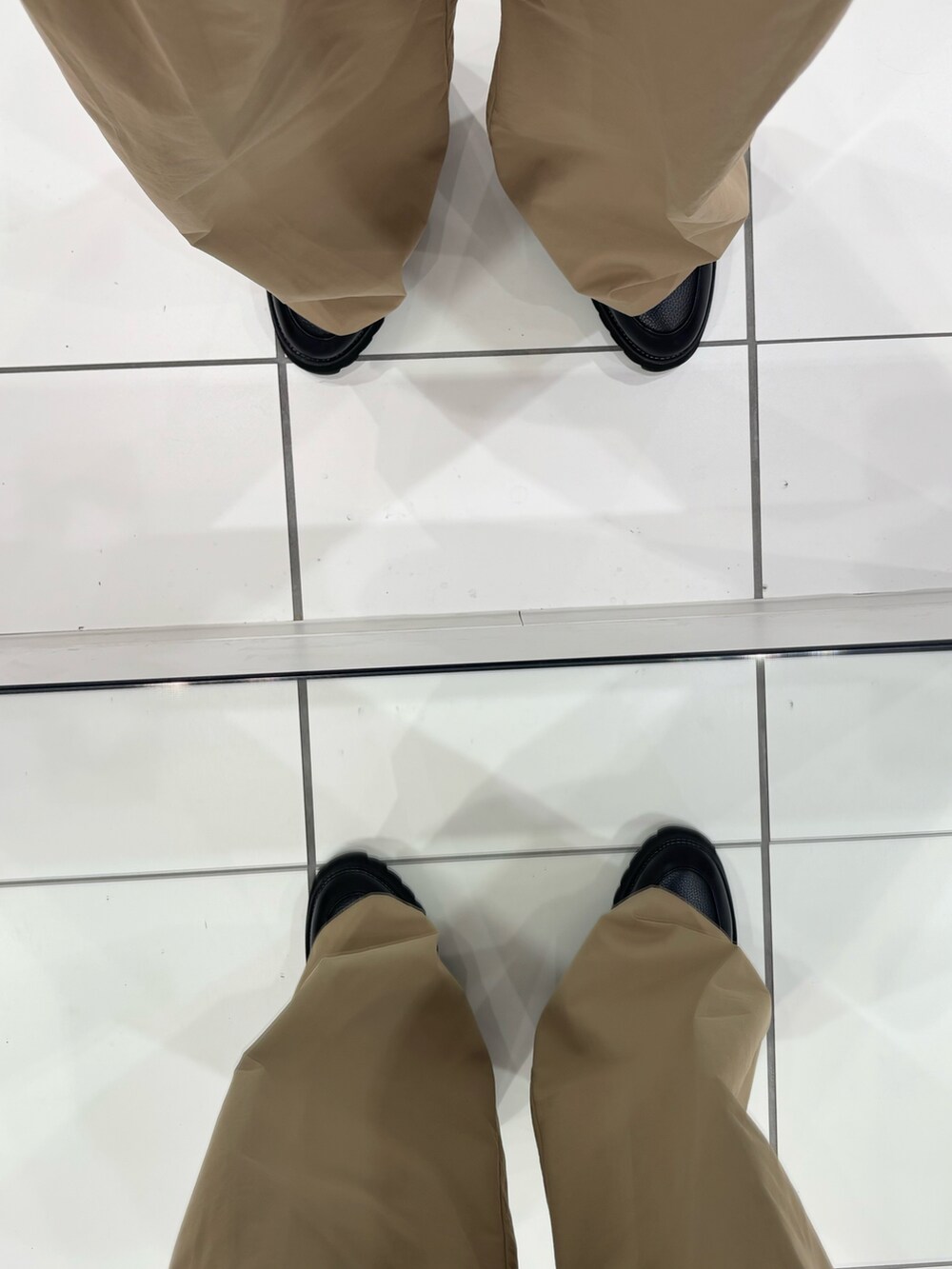 ブラック系のドレスシューズ、ブルー系のシャツ/ブラウス、ブルー系のデニムジャケットを着用したメンズの冬コーディネートの5枚目の写真