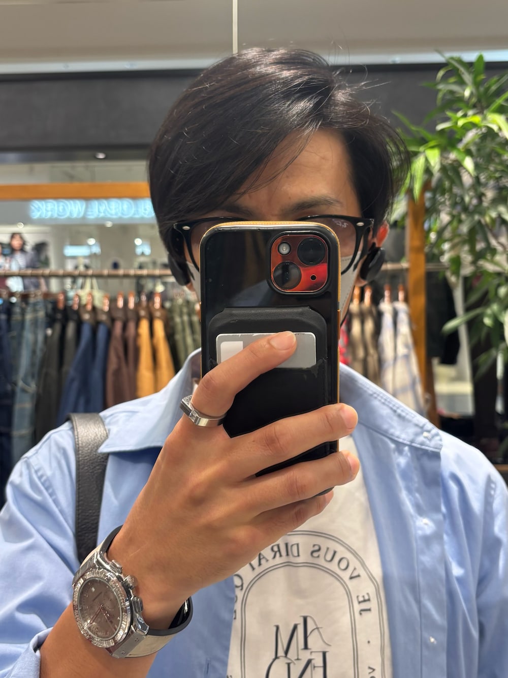 ブルー系のシャツ/ブラウス、ホワイト系のTシャツ/カットソー、ブラック系のデニムパンツを着用したメンズの秋コーディネートの4枚目の写真