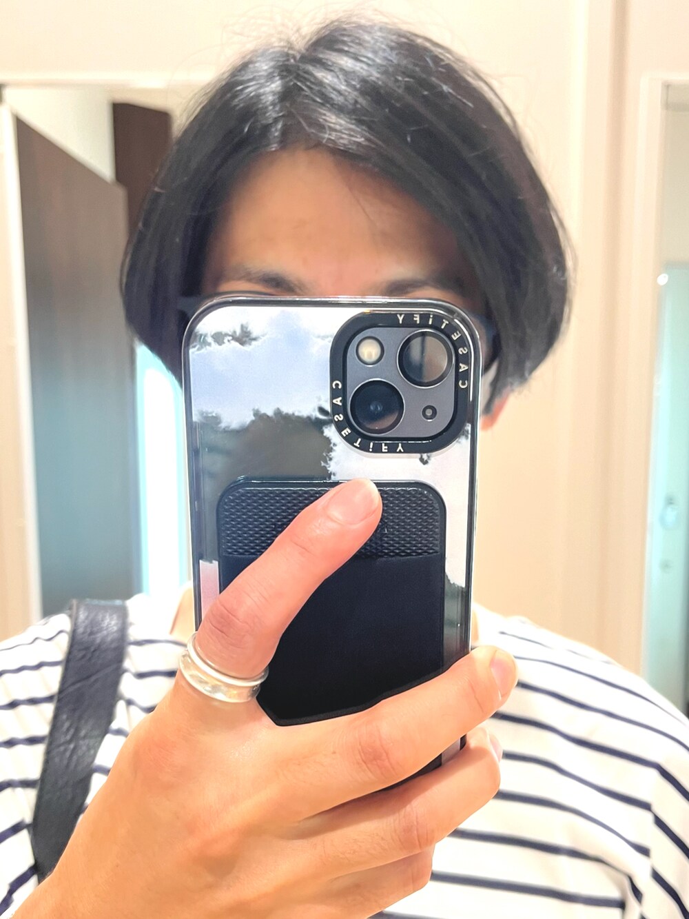 グリーン系のパンツ、レッド系のスニーカー、ホワイト系のTシャツ/カットソーを着用したメンズの秋コーディネートの4枚目の写真