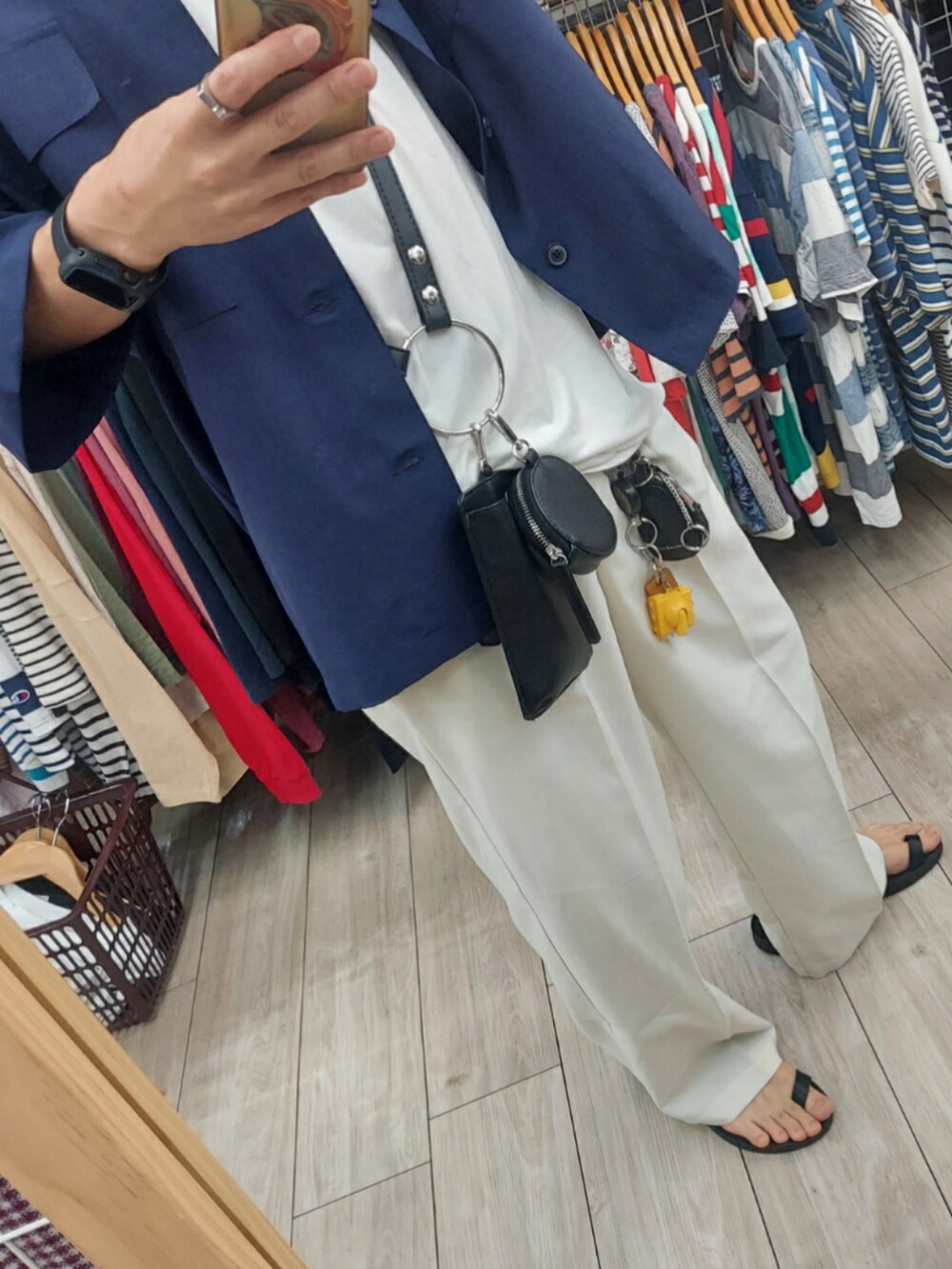 ホワイト系のパンツ、ブラック系のサンダル、ホワイト系のTシャツ/カットソーを着用したメンズの夏コーディネートの3枚目の写真