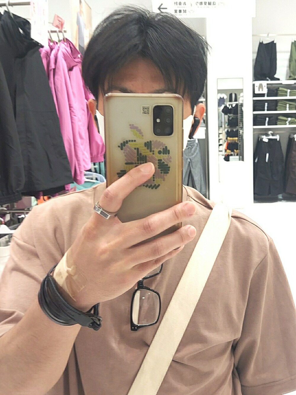 グリーン系のパンツ、ホワイト系のスニーカー、ベージュ系のバッグを着用したメンズの夏コーディネートの4枚目の写真