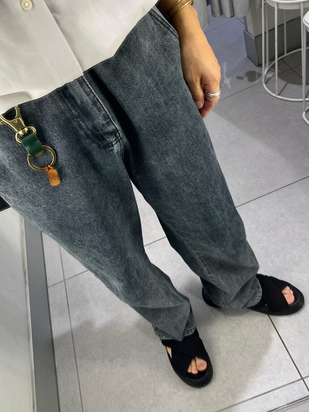 ブラック系のサンダル、グレー系のシャツ/ブラウス、ブラック系のショルダーバッグを着用したメンズの夏コーディネートの3枚目の写真