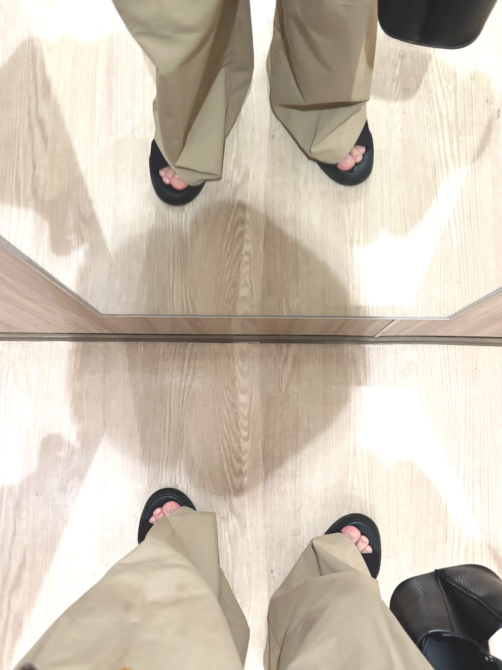 ブラック系のサンダル、ベージュ系のチノパンツ、グリーン系のシャツ/ブラウスを着用したメンズの夏コーディネートの5枚目の写真