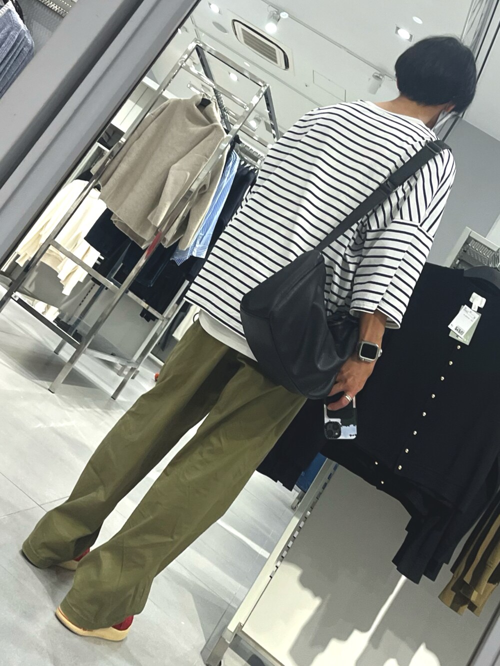グリーン系のパンツ、レッド系のスニーカー、ホワイト系のTシャツ/カットソーを着用したメンズの秋コーディネートの2枚目の写真