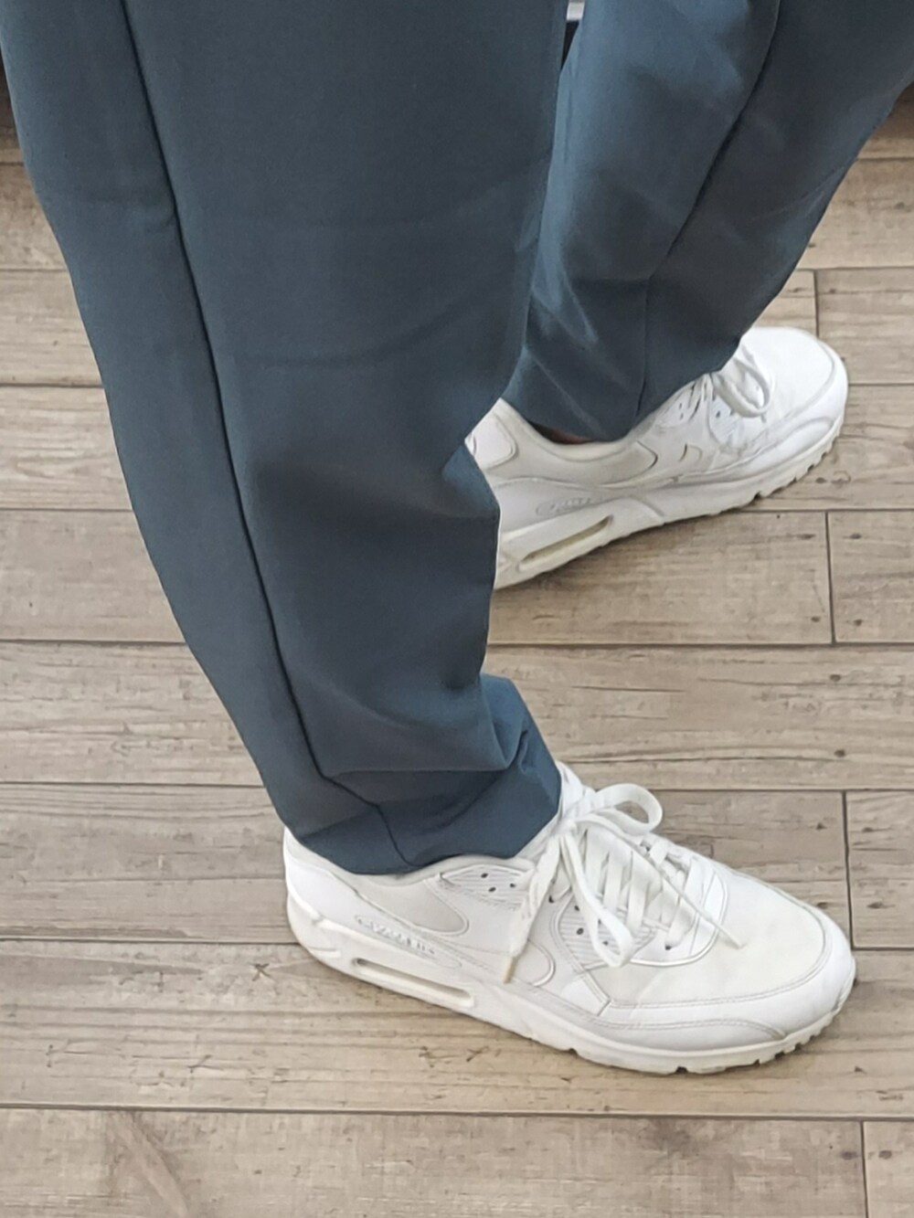 ホワイト系のスニーカー、ベージュ系のベスト、ホワイト系のシャツ/ブラウスを着用したメンズの春コーディネートの3枚目の写真