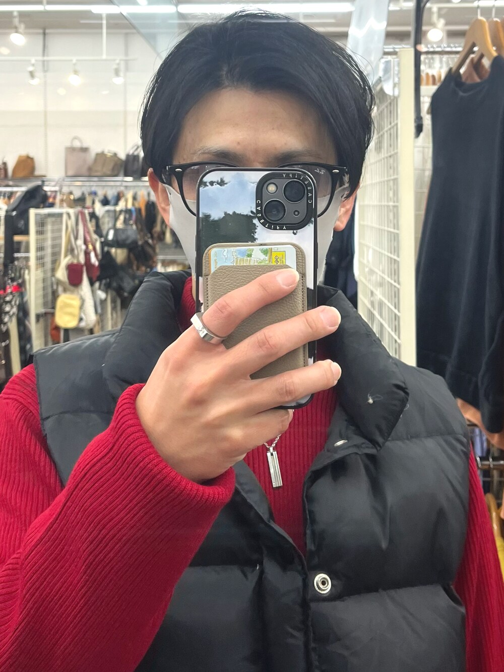 グレー系のスラックス、ブラック系のショルダーバッグ、ホワイト系のスニーカーを着用したメンズの冬コーディネートの4枚目の写真