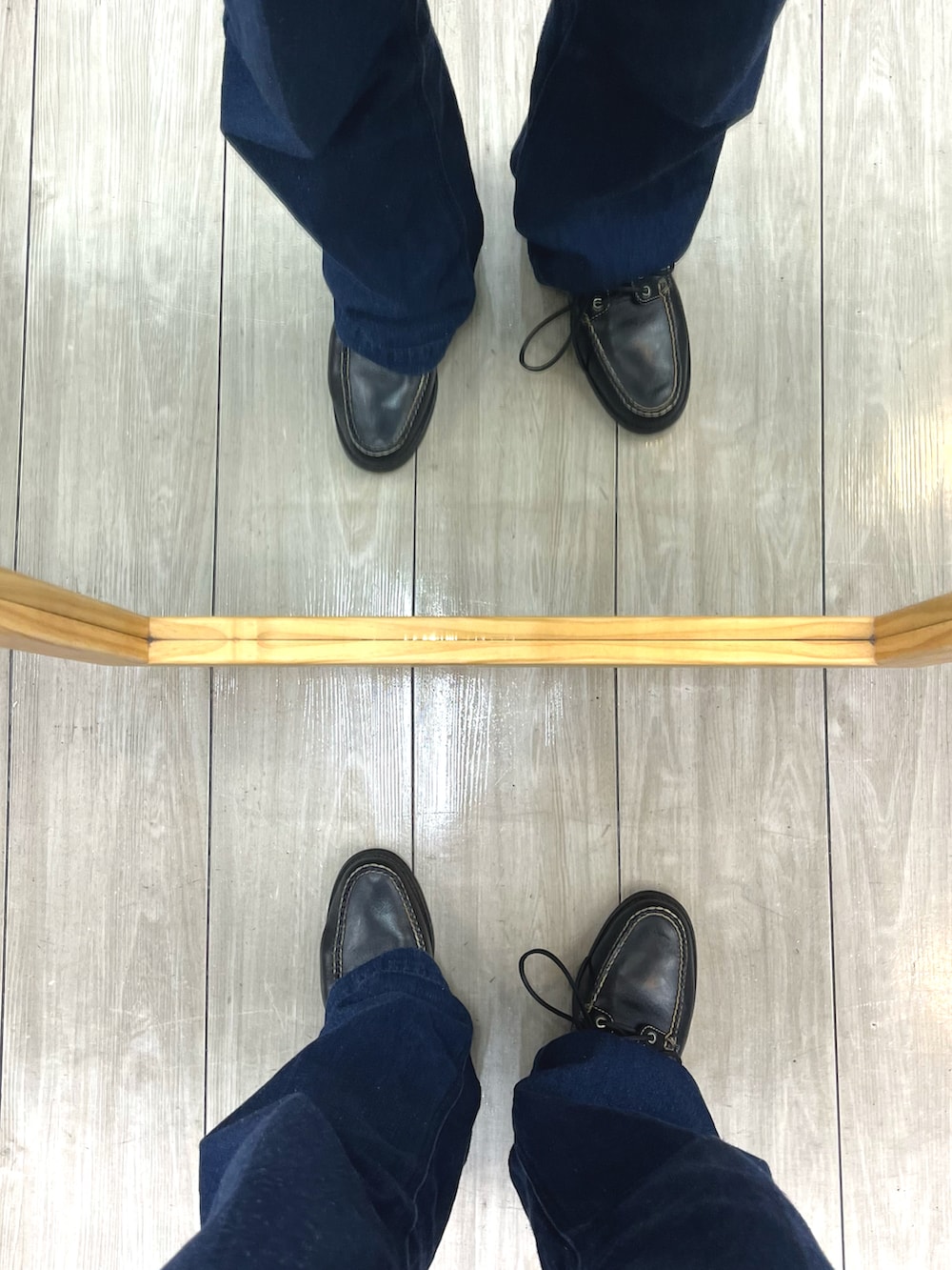 ブルー系のデニムパンツ、ブラック系のローファー、ブラウン系のカーディガン/ボレロを着用したメンズの秋コーディネートの5枚目の写真