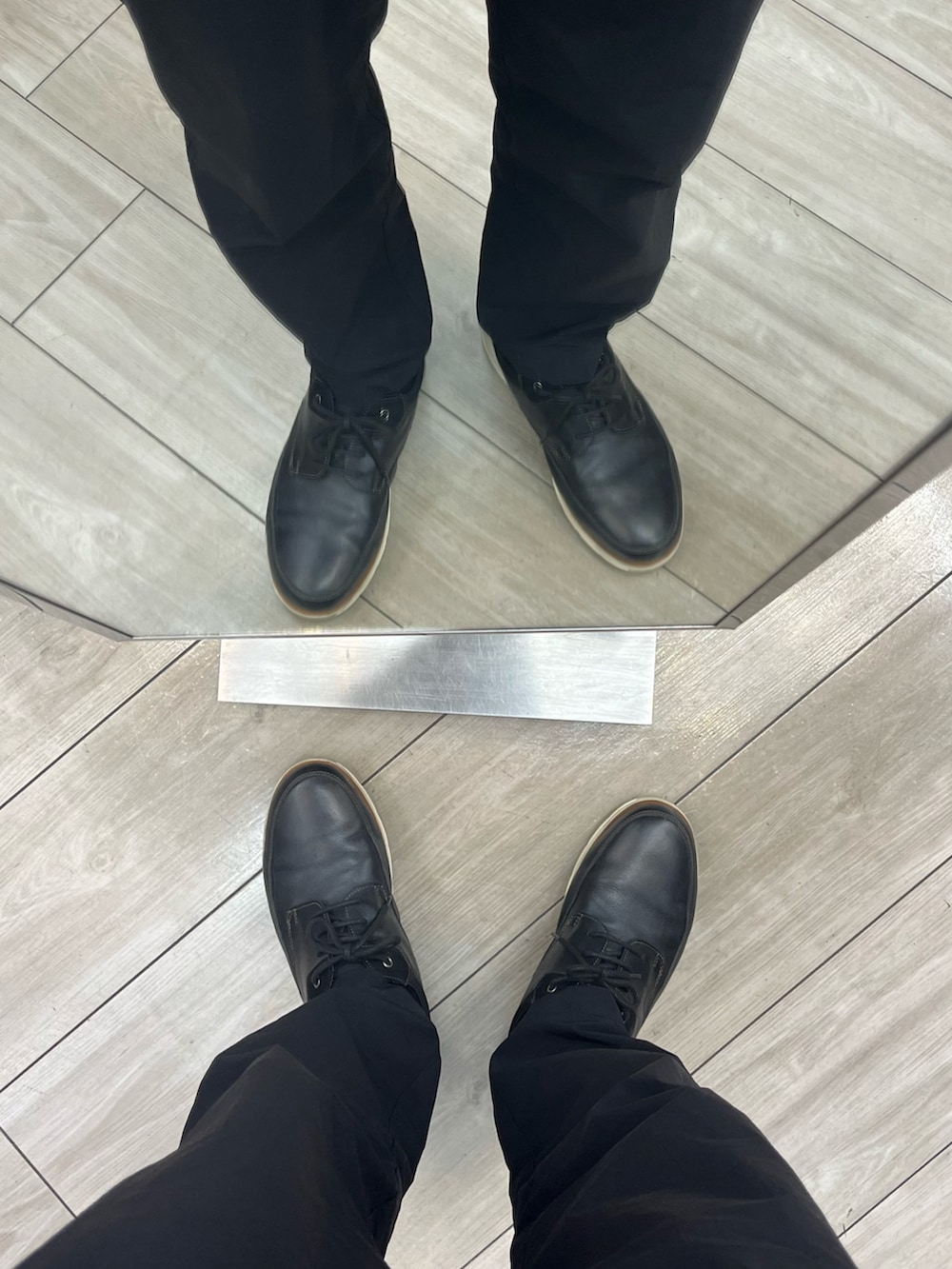 ブラック系のパンツ、ブラック系のその他シューズ、グレー系のテーラードジャケットを着用したメンズの夏コーディネートの5枚目の写真