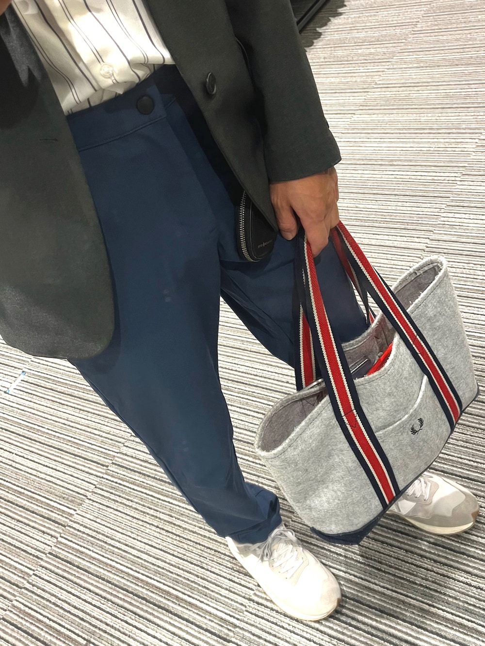 ブルー系のその他パンツ、グレー系のスニーカー、グレー系のトートバッグを着用したメンズの秋コーディネートの3枚目の写真