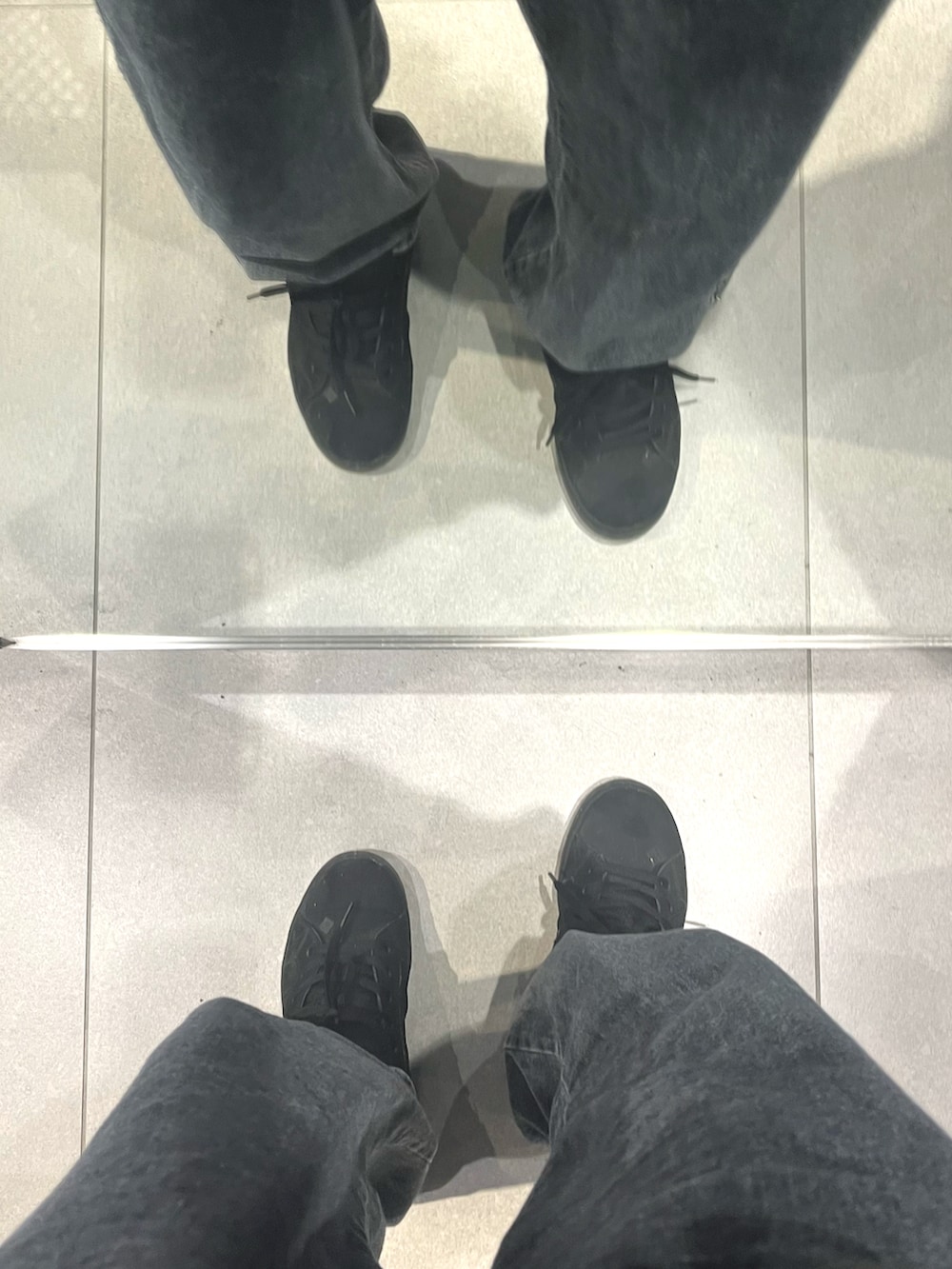「ショートブルゾン、ブルゾン、デニム、ワイドパンツ、ショルダーバッグ、柄ジャケット、カラーシャツ、秋コーデ、秋服、休日コーデ、お出かけコーデ、黒スニーカー、タックイン、ブラックデニム」｜「ARCADEの-ARCADE Limited Line- 春服 ワイド デニムパンツ ロールアップ ビンテージウォッシュ ジーパン（デニムパンツ、グレー系）」を使った、xi(相互)さん（メンズ・171cm）の秋コーディネートの5枚目の写真
