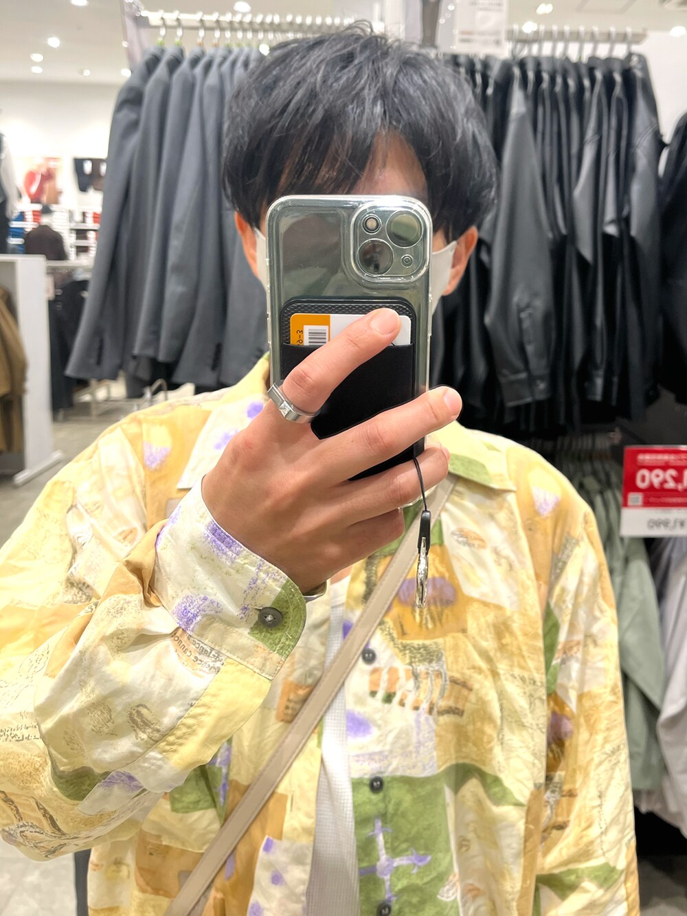 ホワイト系のスニーカー、ブラウン系のパンツ、ホワイト系のボディバッグ/ウエストポーチを着用したメンズの秋コーディネートの4枚目の写真